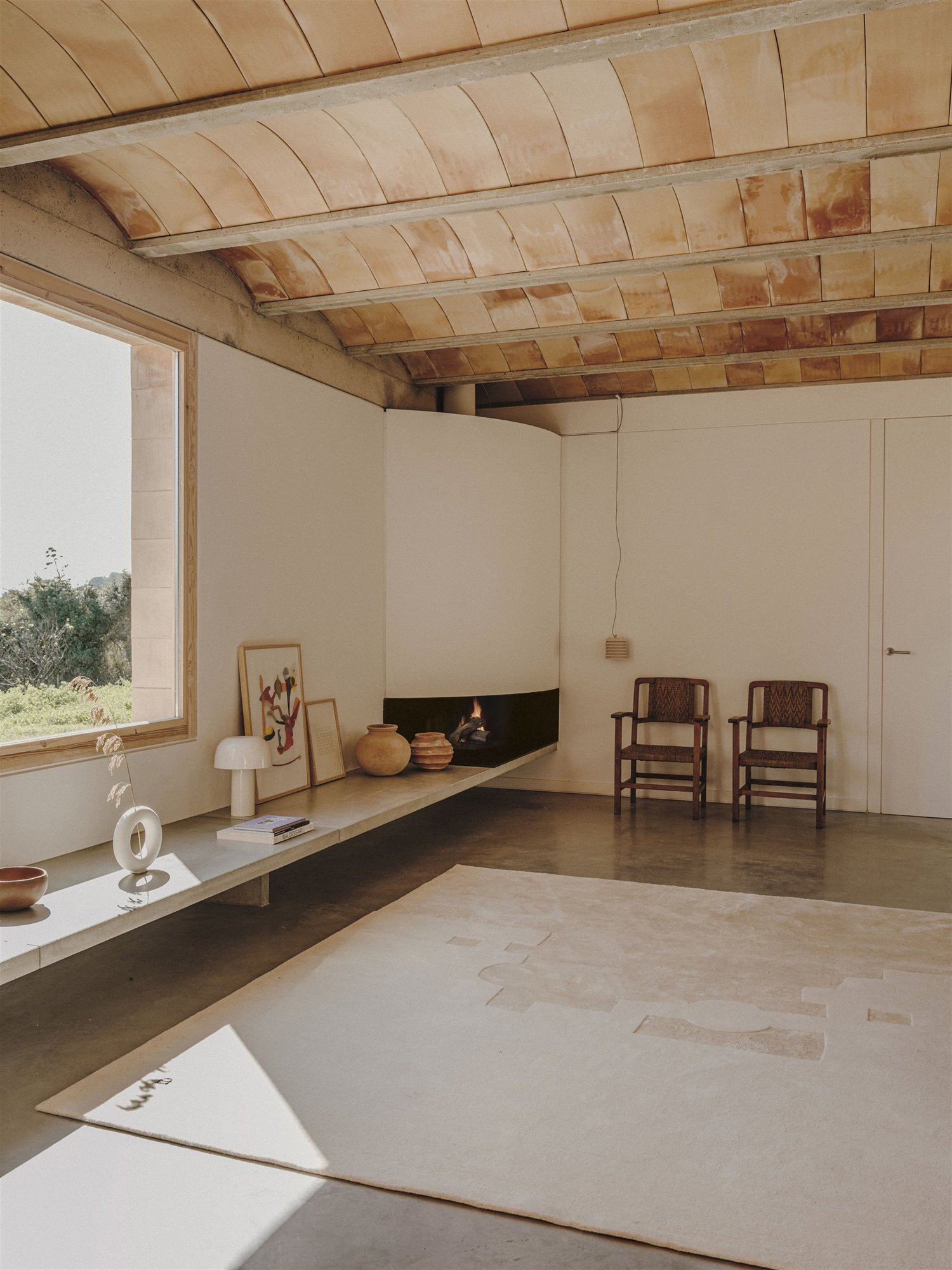 Casa moderna en el campo del estudio de arquitectura Mesura salon con chimenea de ladrillo