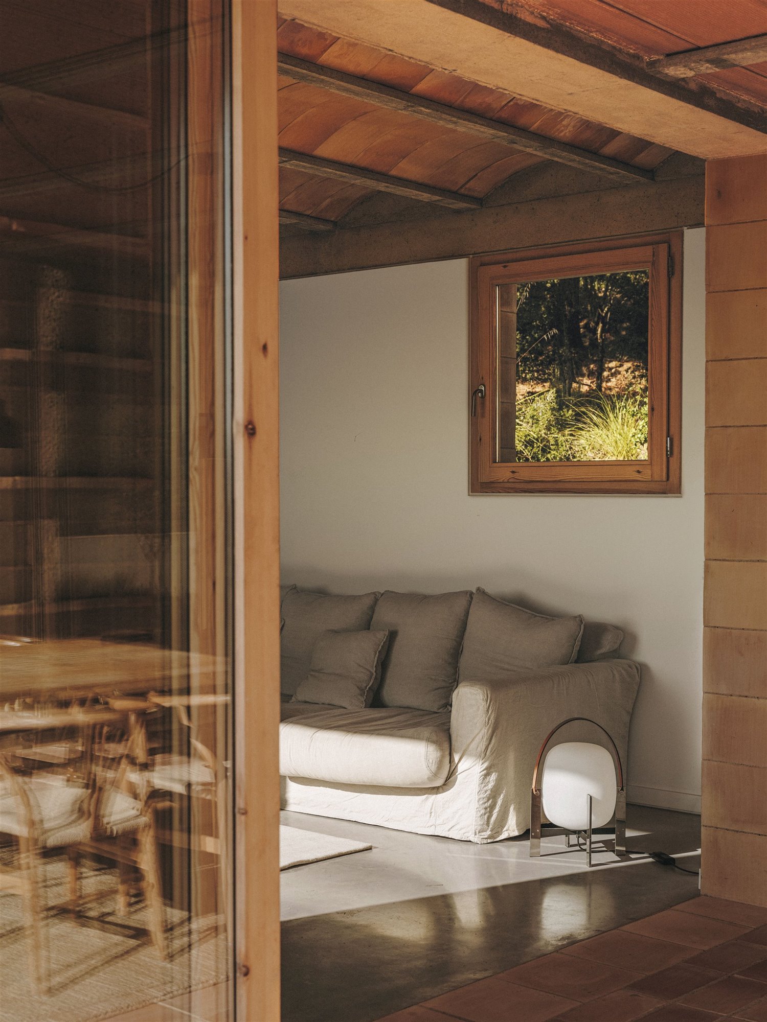 Casa moderna en el campo del estudio de arquitectura Mesura salon con sofa de color gris