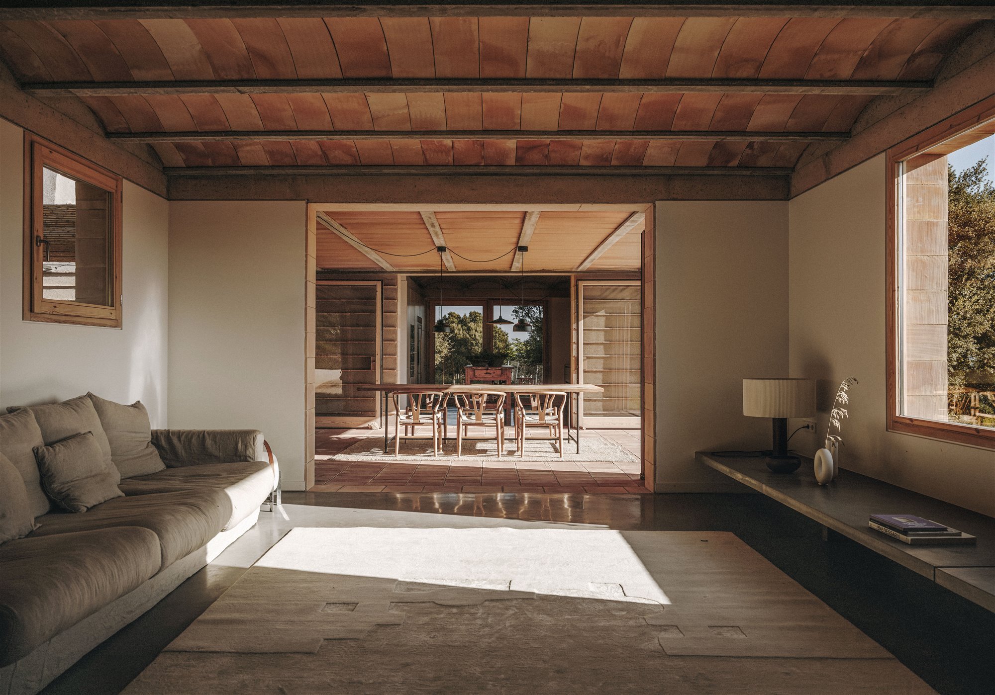 Casa moderna en el campo del estudio de arquitectura Mesura salon con sofa y comedor exterior