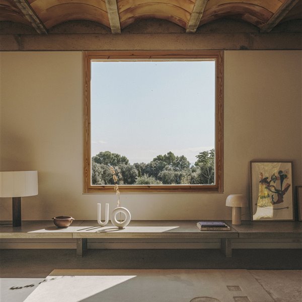 Casa moderna en el campo del estudio de arquitectura Mesura salon con techos con volta catalana de ladrillo