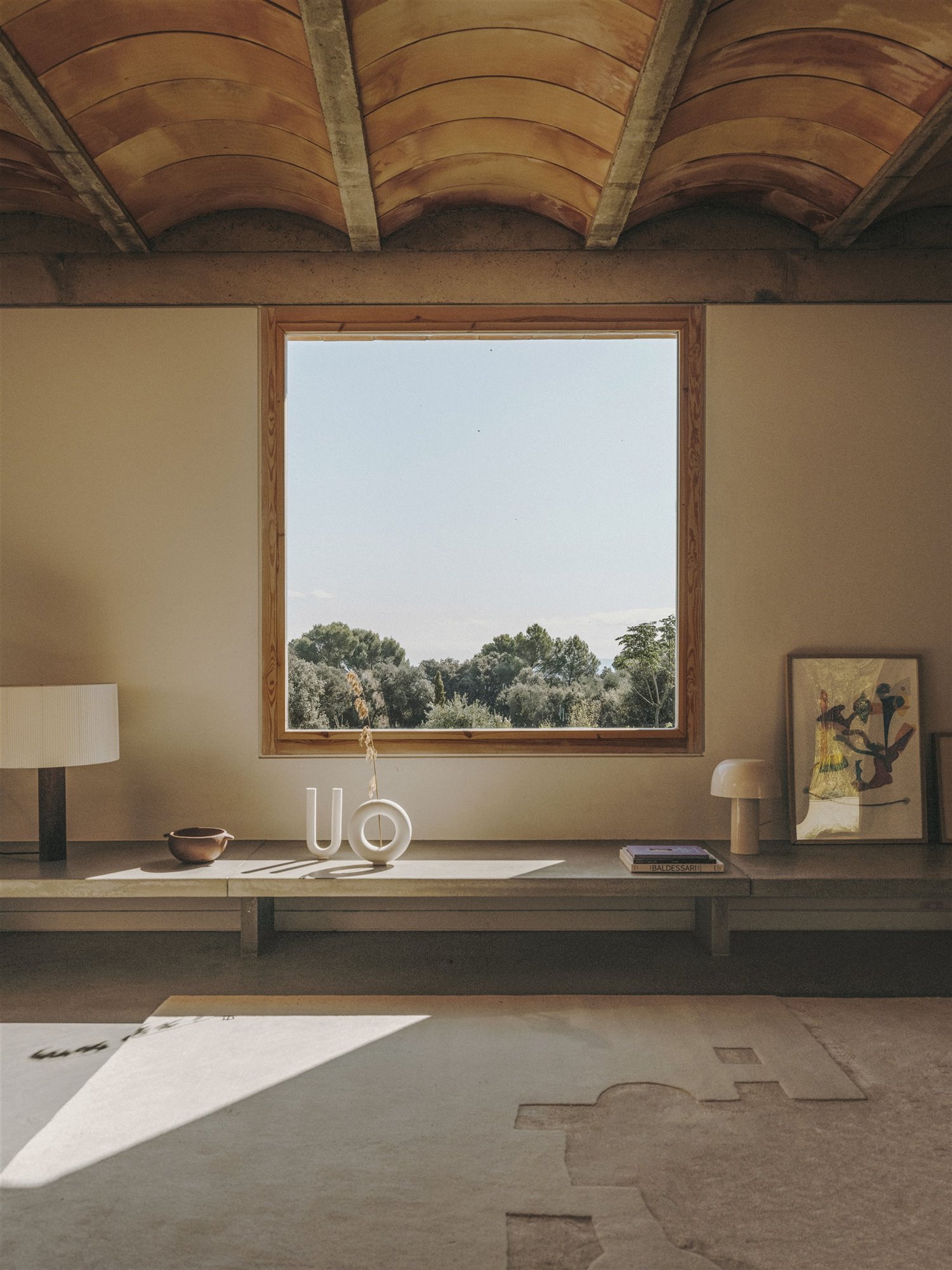 Casa moderna en el campo del estudio de arquitectura Mesura salon con techos con volta catalana de ladrillo