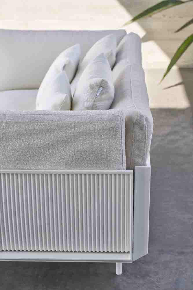 La estructura de aluminio tiene detalles ondulados que lo hacen único