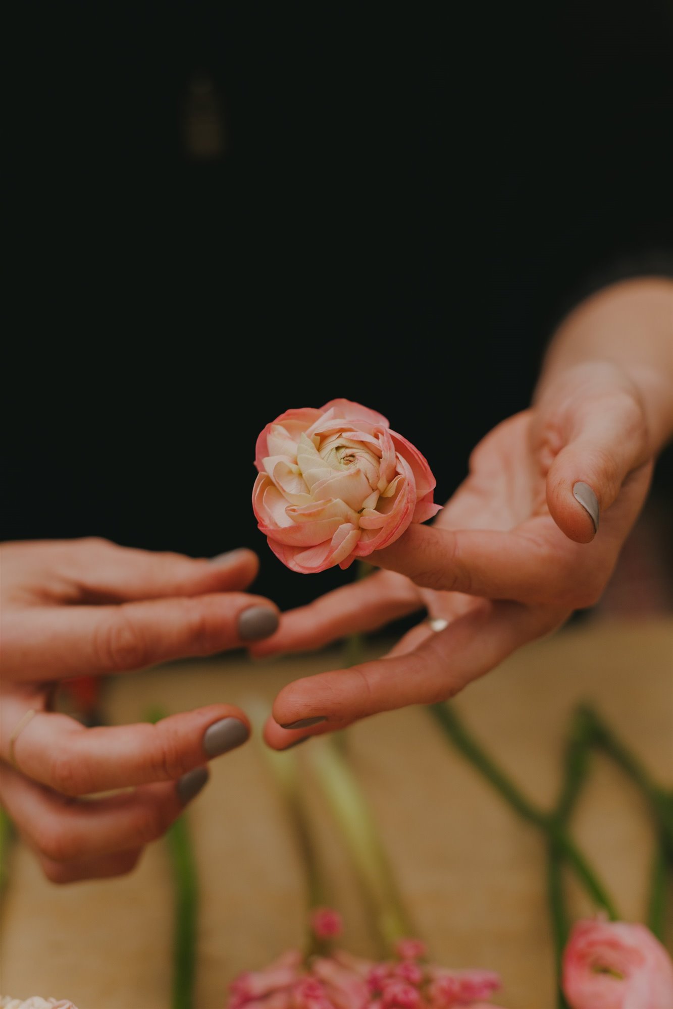 4. dar forma a la flor