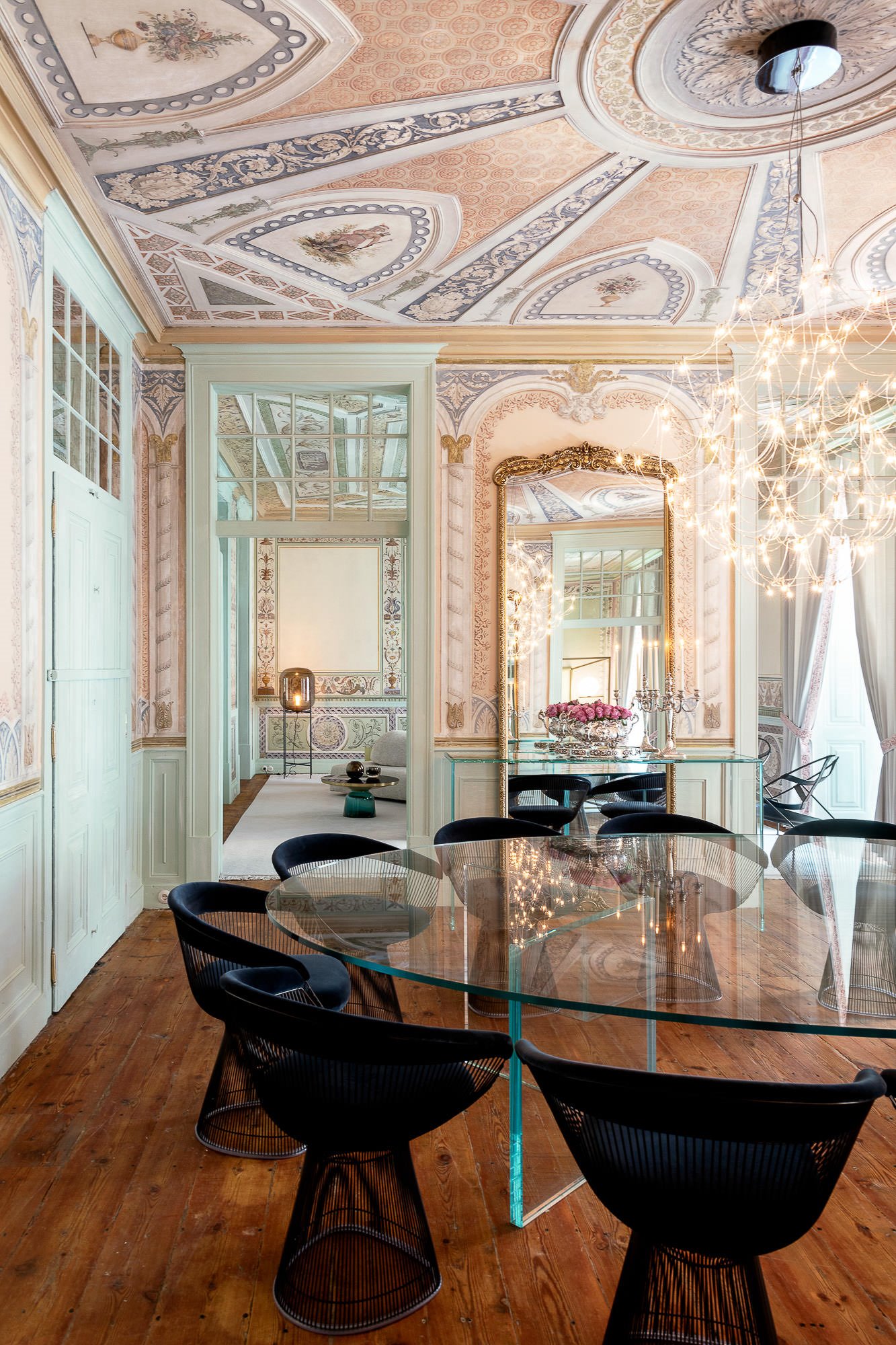 Apartamentos renovados en Lisboa comedor con mesa de cristal