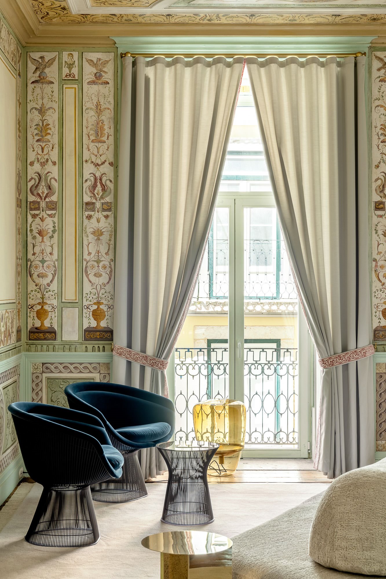 Apartamentos renovados en Lisboa estar con butacas de terciopelo