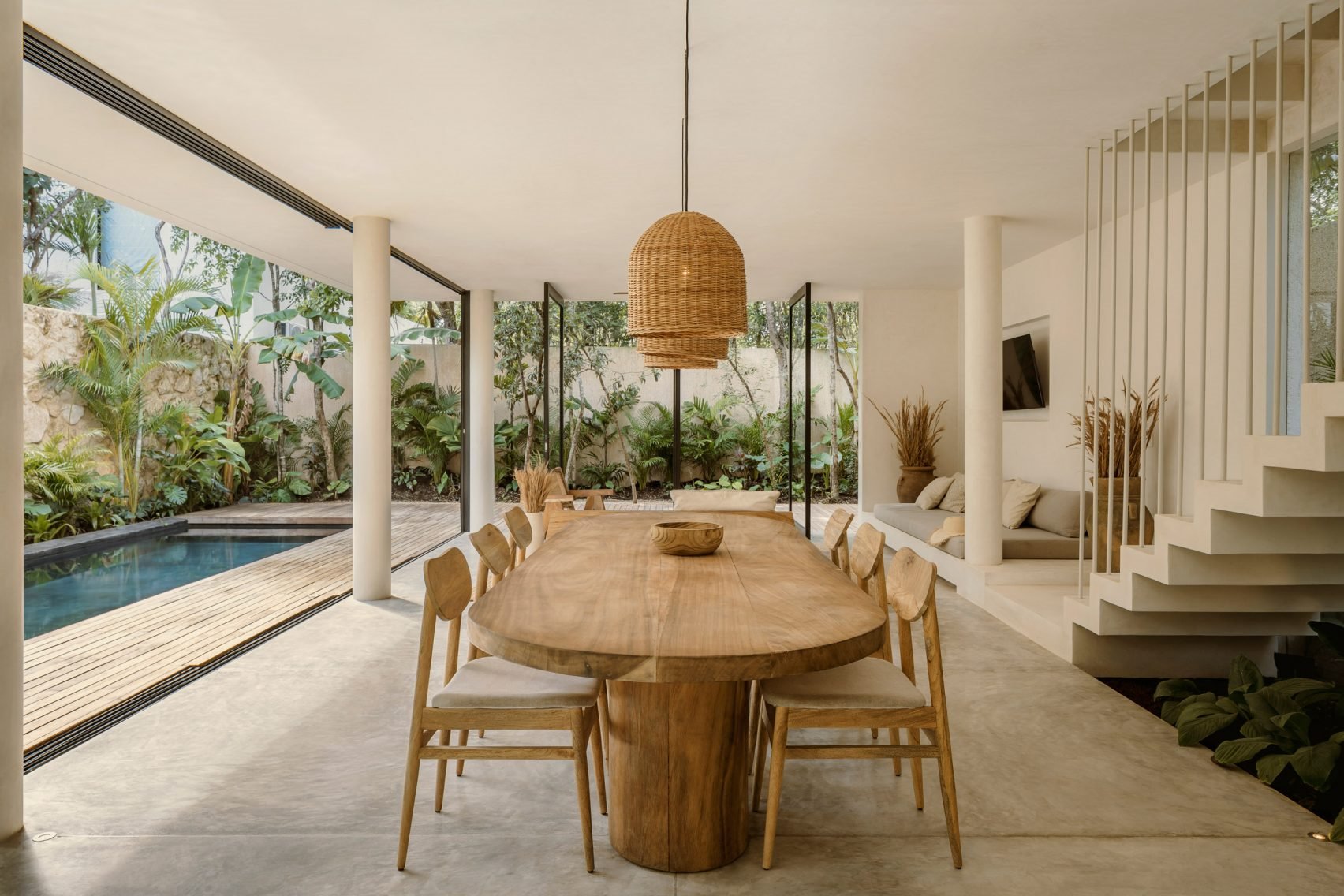 Casa Areca en Tulum Mexico con interiores de color ocre y piscina comedor