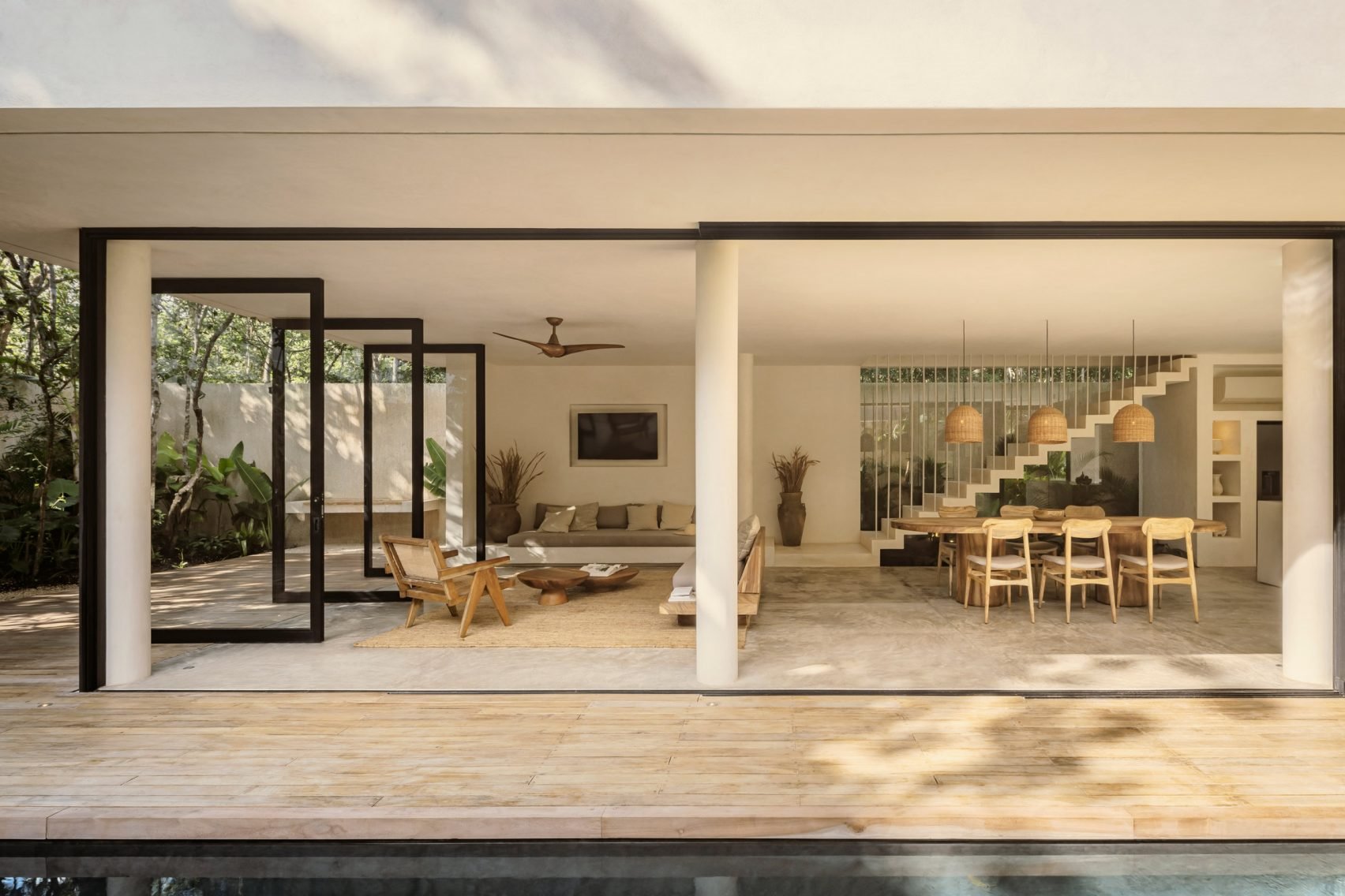 Casa Areca en Tulum Mexico con interiores de color ocre y piscina salon abierto