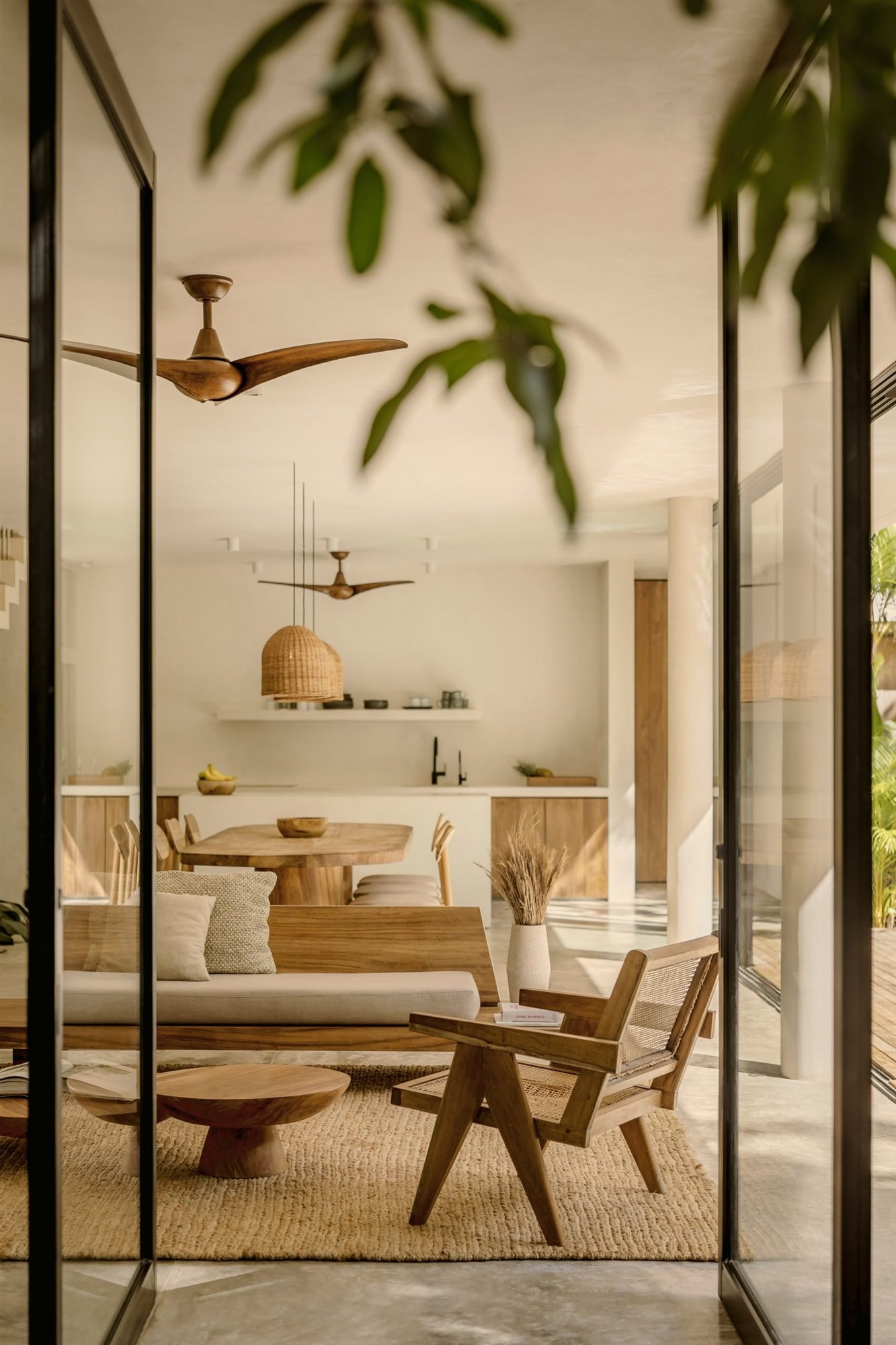Casa Areca en Tulum Mexico con interiores de color ocre y piscina salon con ventilador