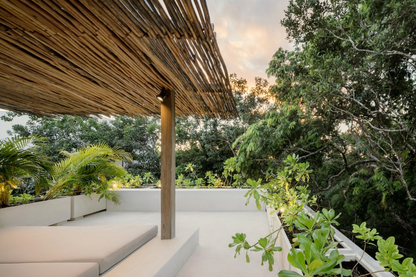 Casa Areca en Tulum Mexico con interiores de color ocre y piscina terraza