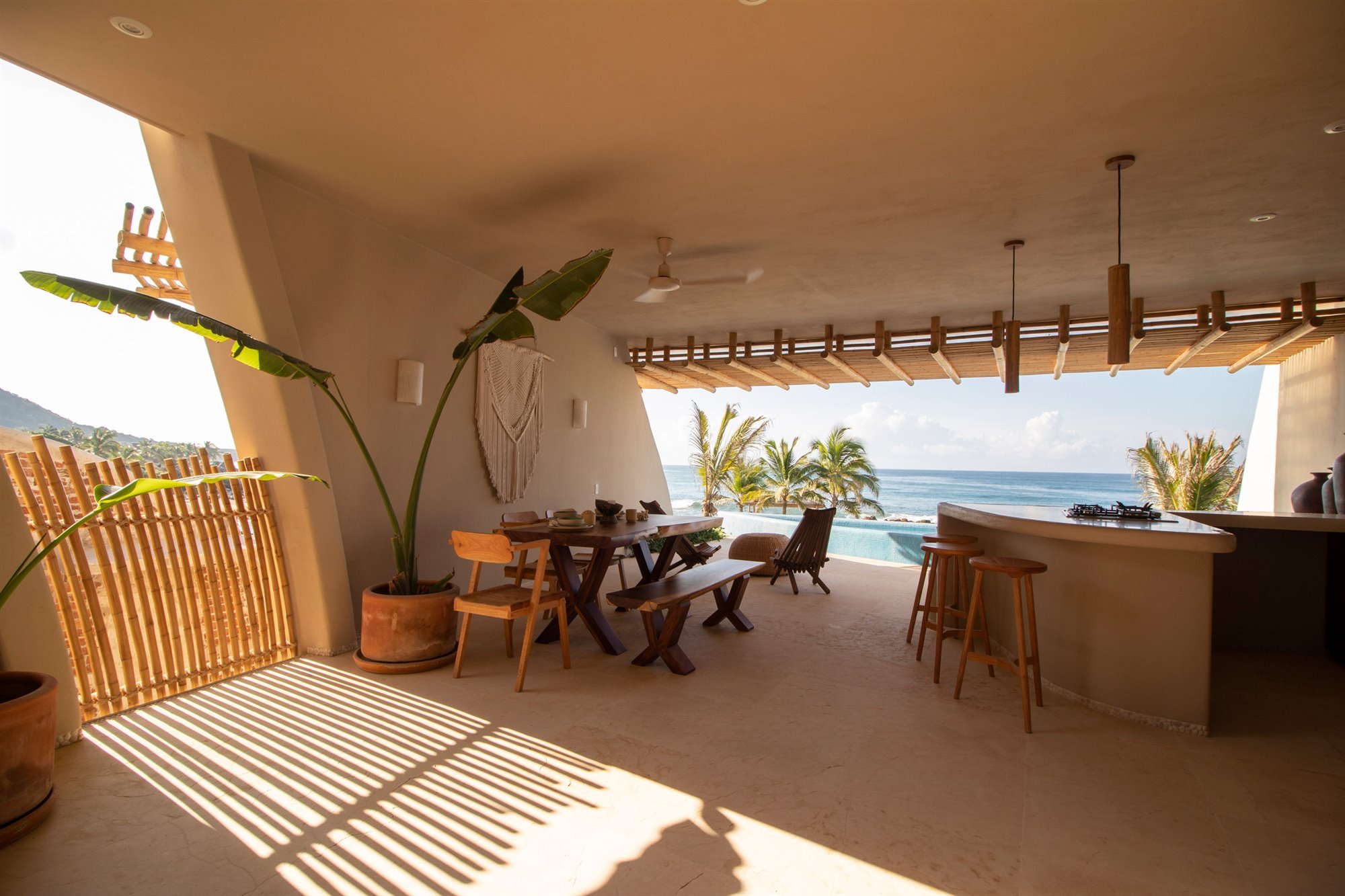 Casa en la playa con interiores de color ocre cocina abierta