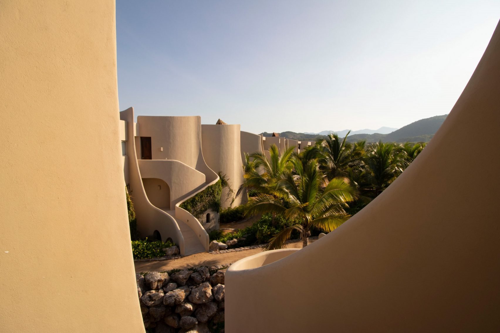 Casa en la playa con interiores de color ocre fachadas con palmeras