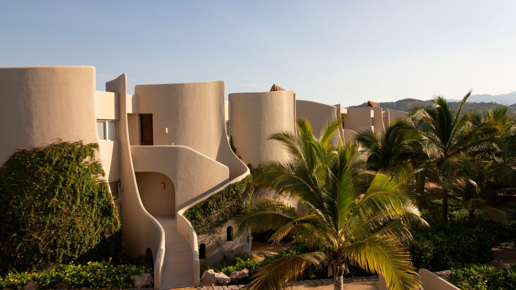 Casa en la playa con interiores de color ocre fachadas