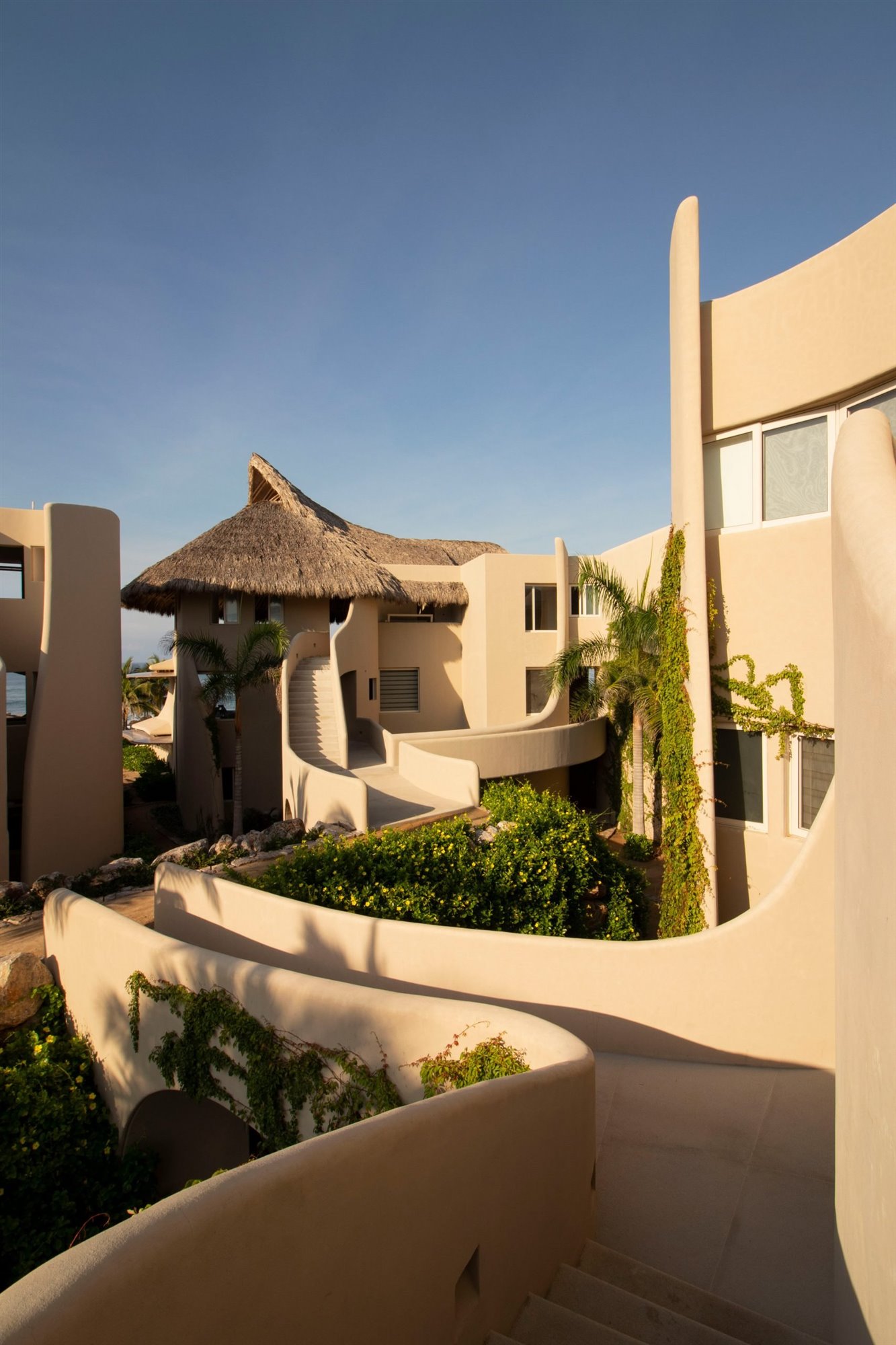 Casa en la playa con interiores de color ocre pasillos