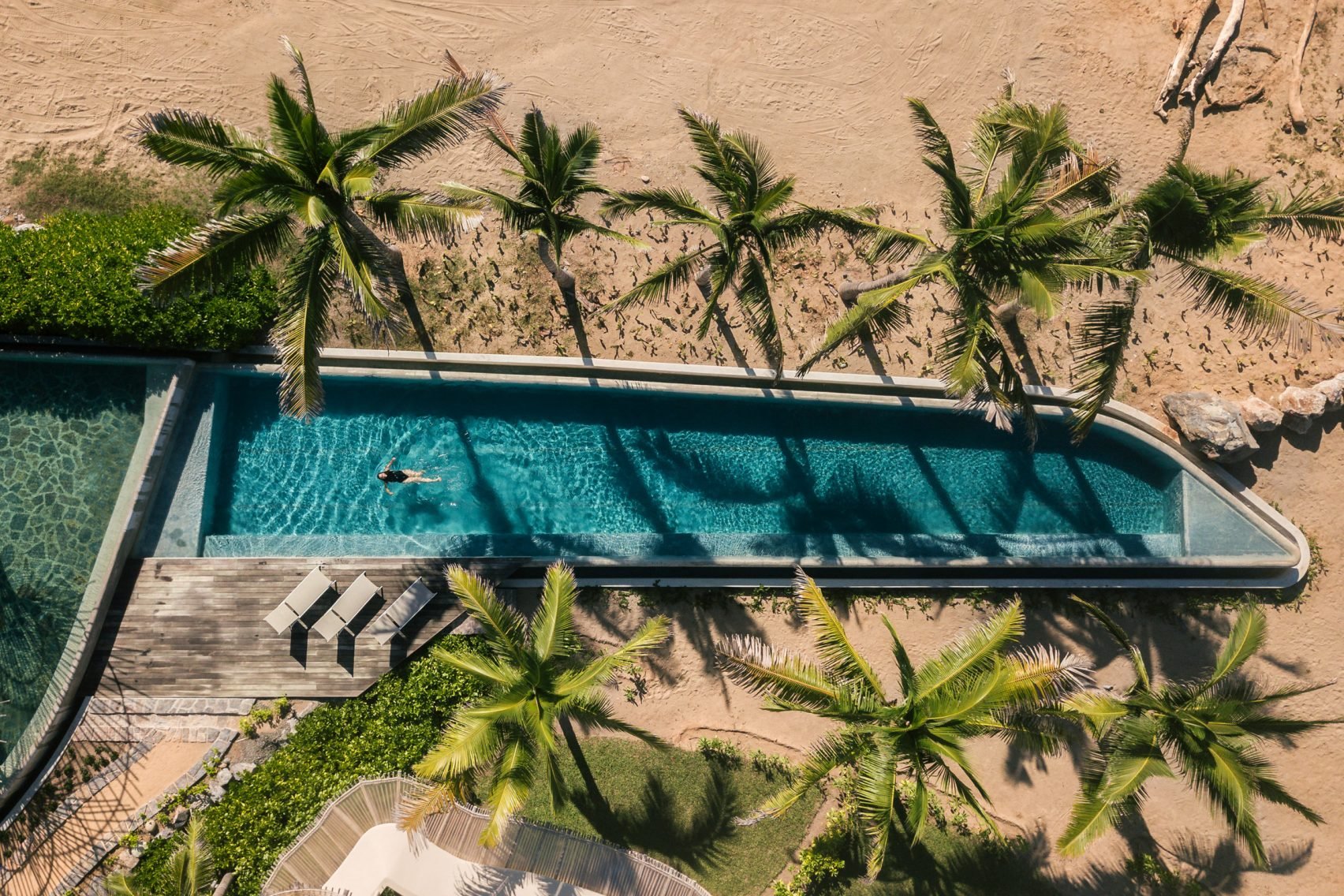 Casa en la playa con interiores de color ocre piscina