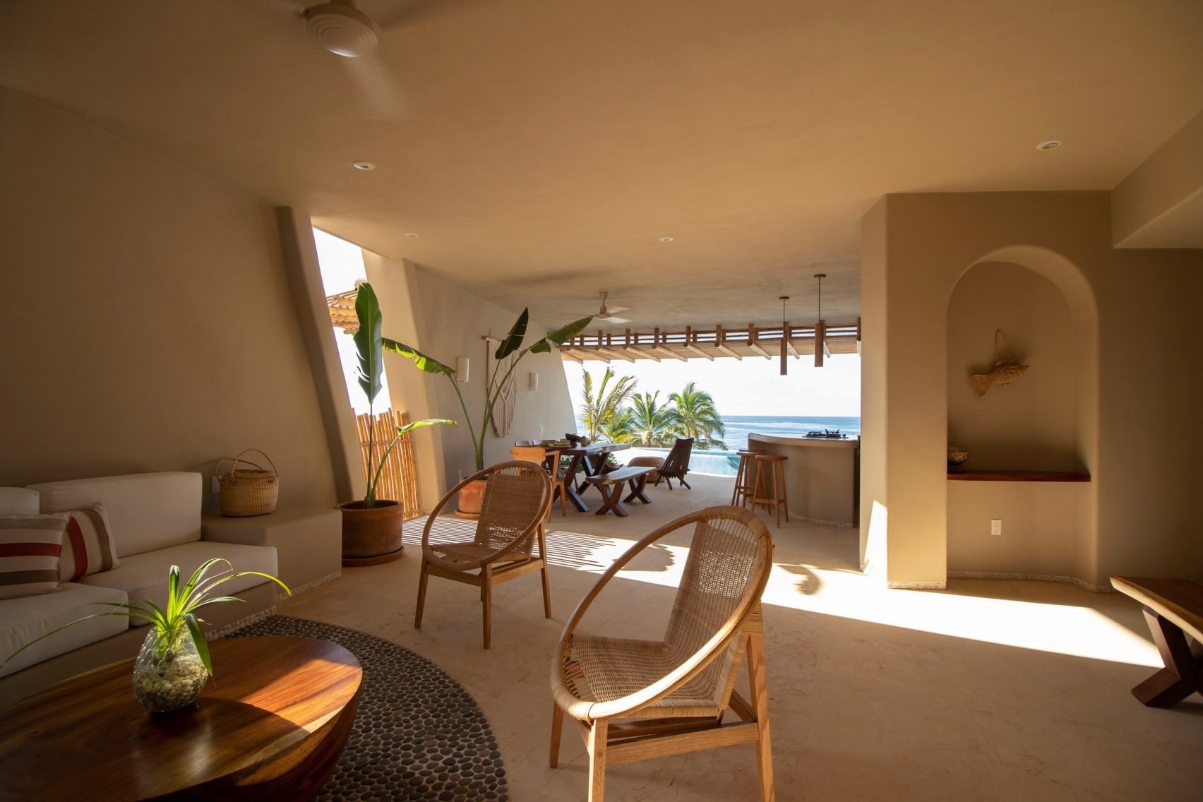Casa en la playa con interiores de color ocre salon