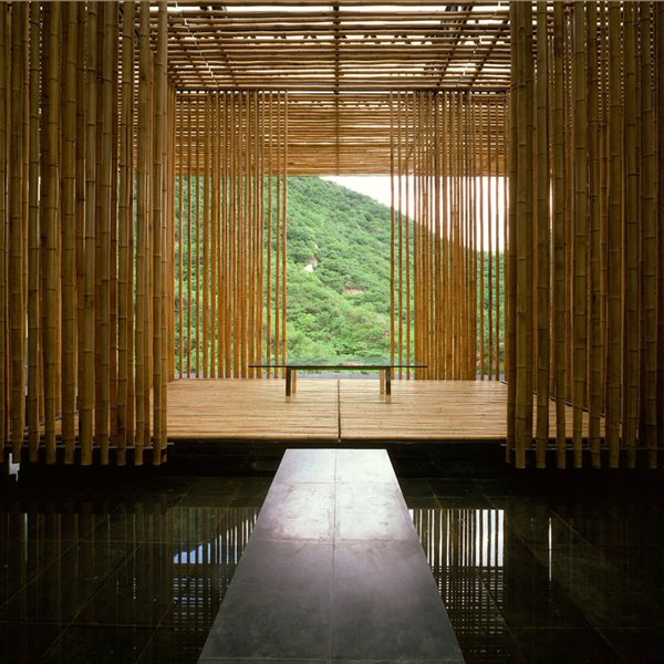 Construye paso a paso una casa sostenible y moderna usando únicamente bambú