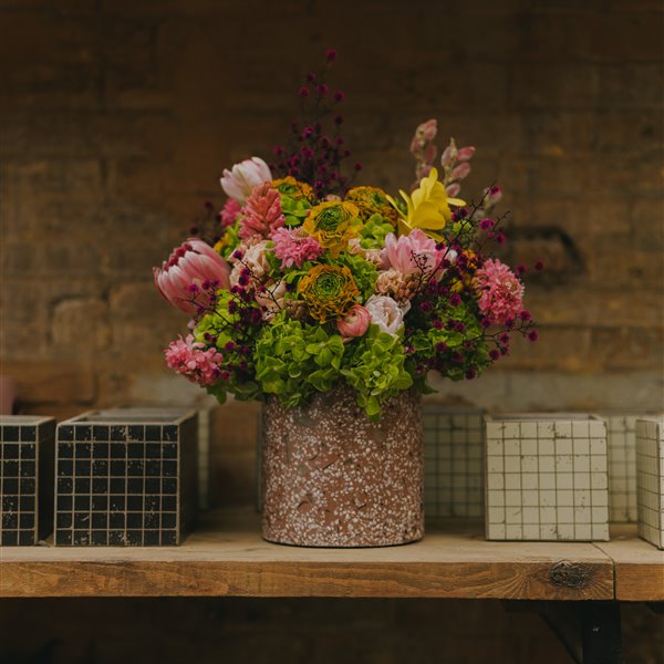 Paso a paso (con fotos) para hacer un centro de mesa con flores de primavera