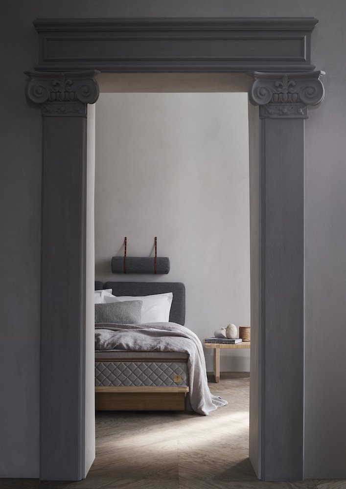 Conjunto de mesilla y cama diseñadas por Børge Mogensen