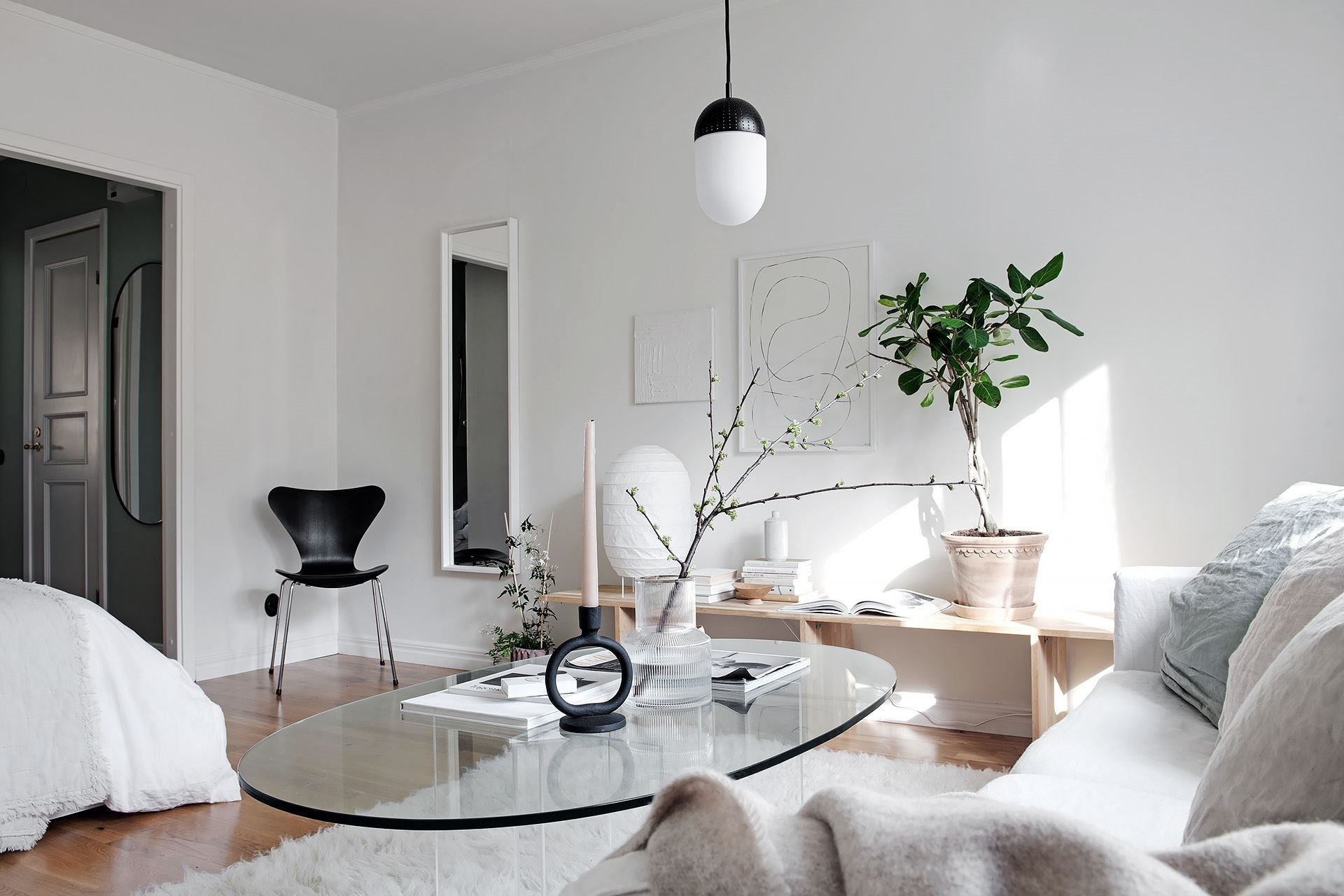 Mini piso con decoracion nordica salon con mesa de cristal