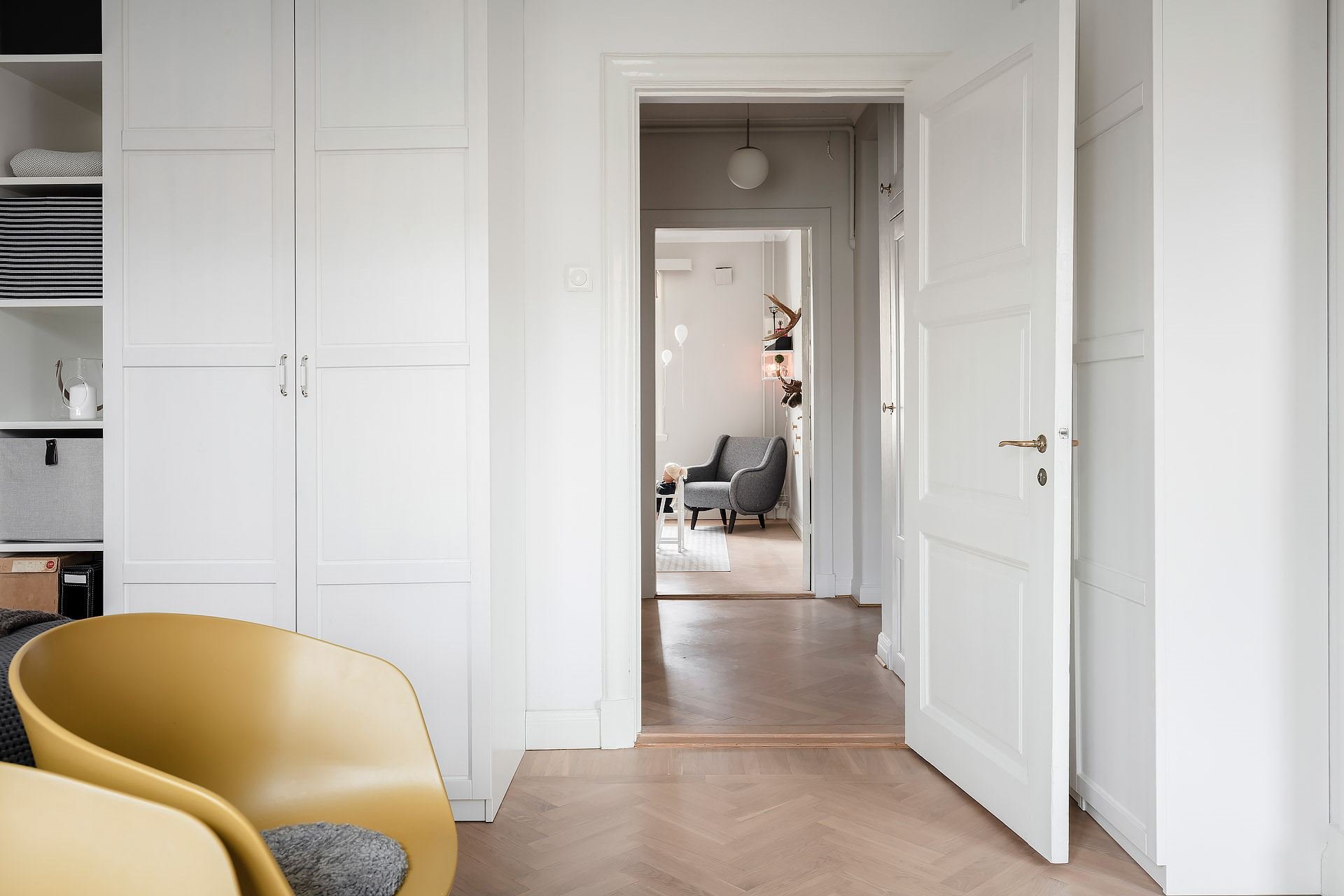 Piso con decoracion nordica dormitorio con armarios empotrados