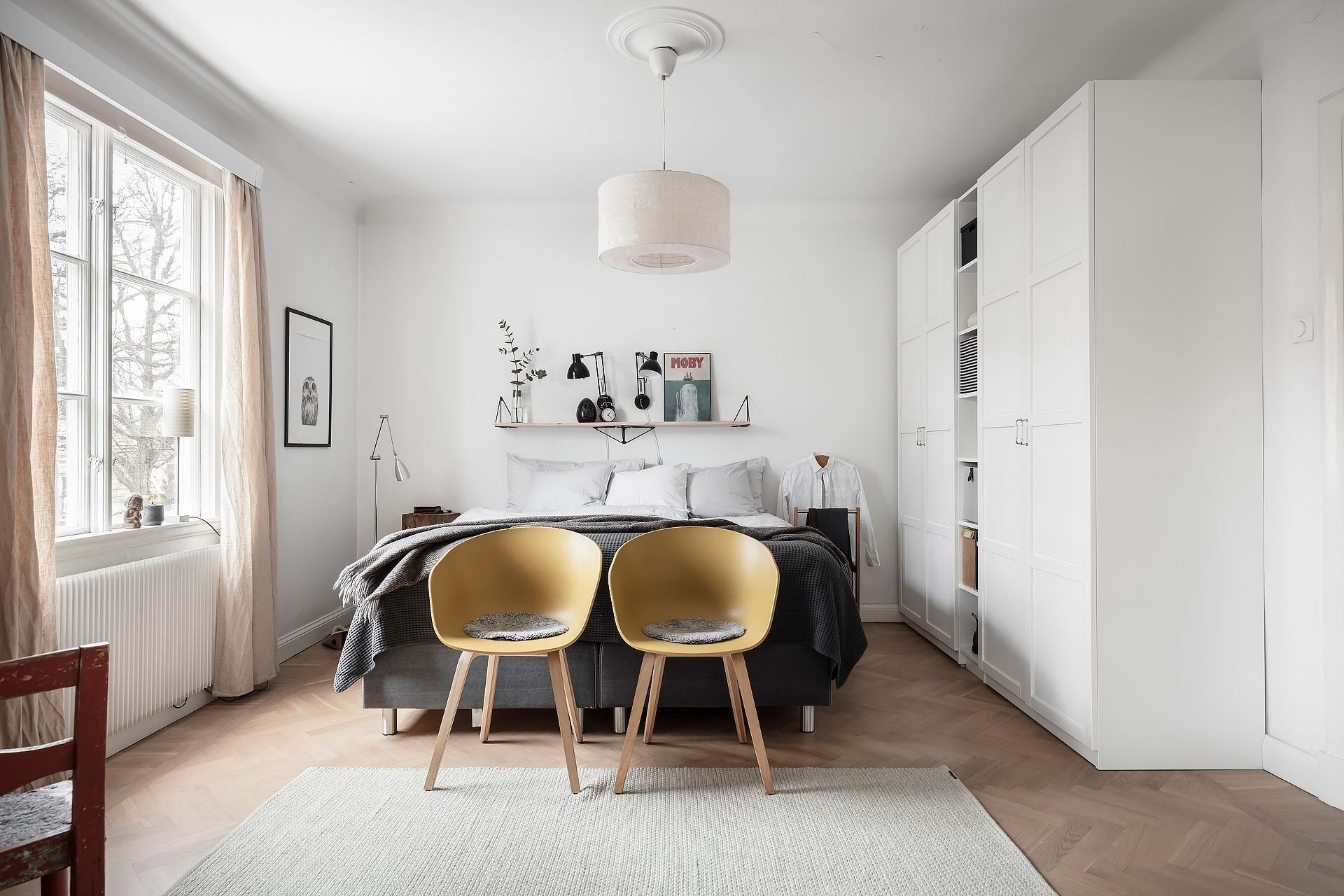 Piso con decoracion nordica dormitorio con butacas amarillas