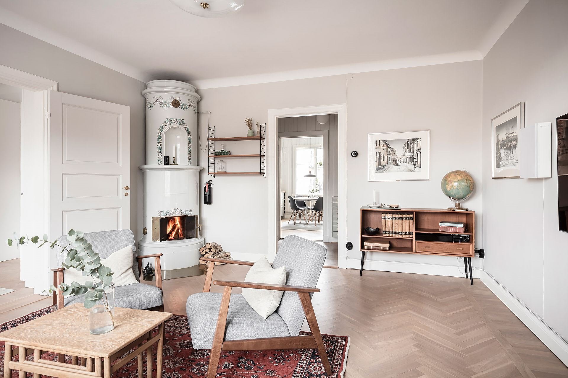 Piso con decoracion nordica salon con chimenea y sillones