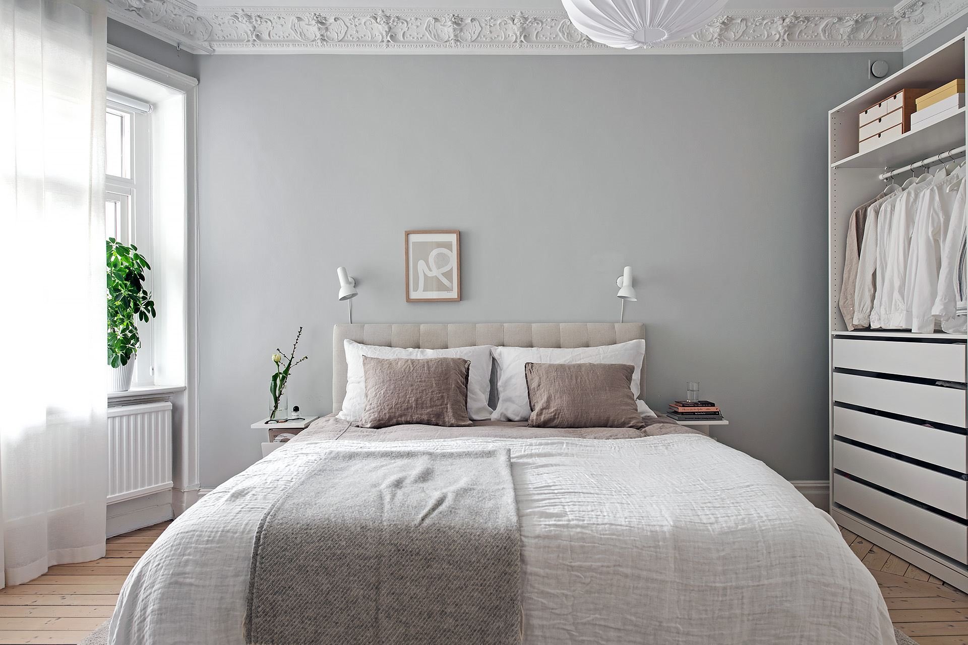Piso con decoracion nordica y paredes en color gris con molduras dormitorio