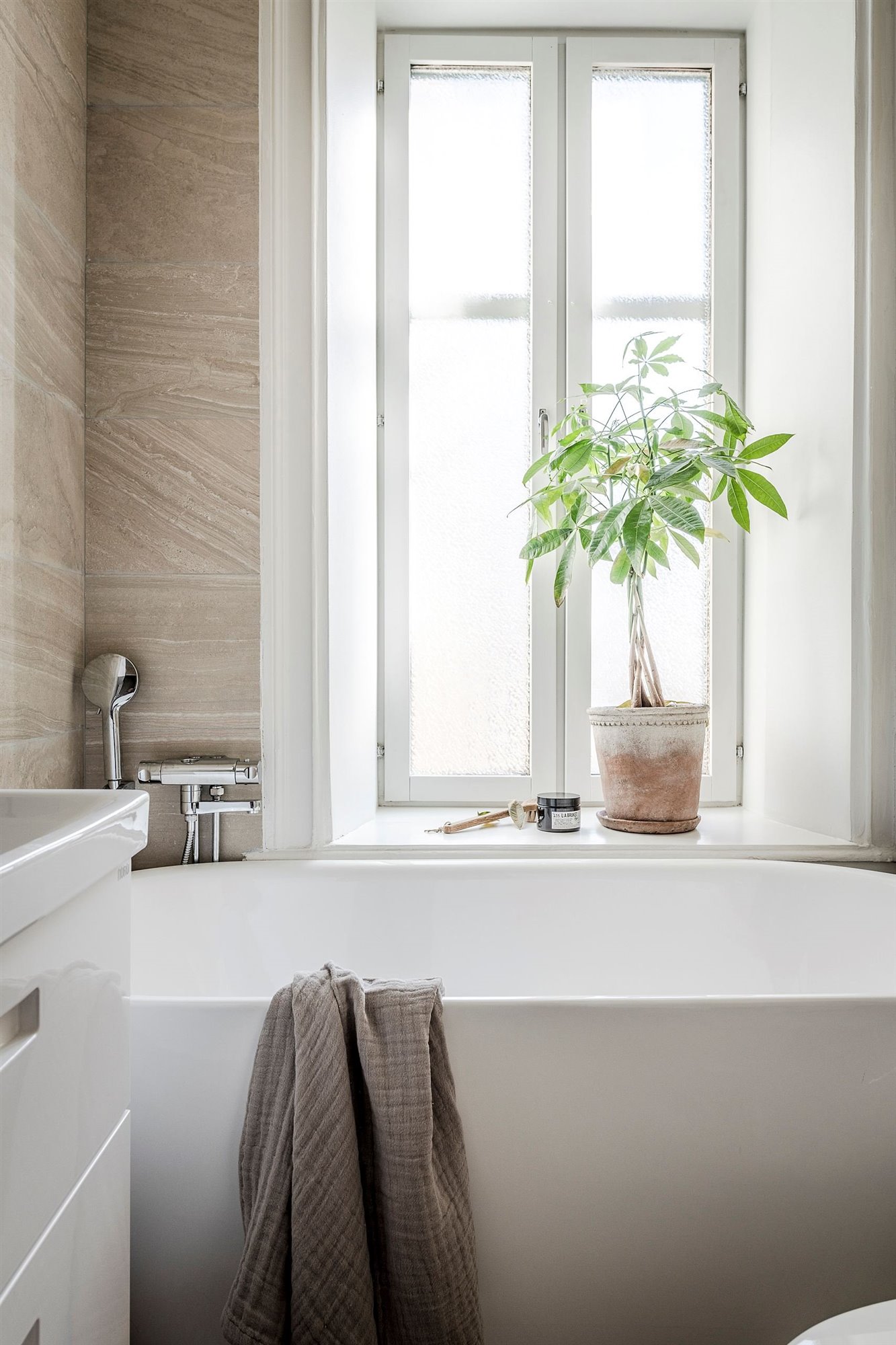 Piso moderno con decoracion nordica y paredes con molduras baño
