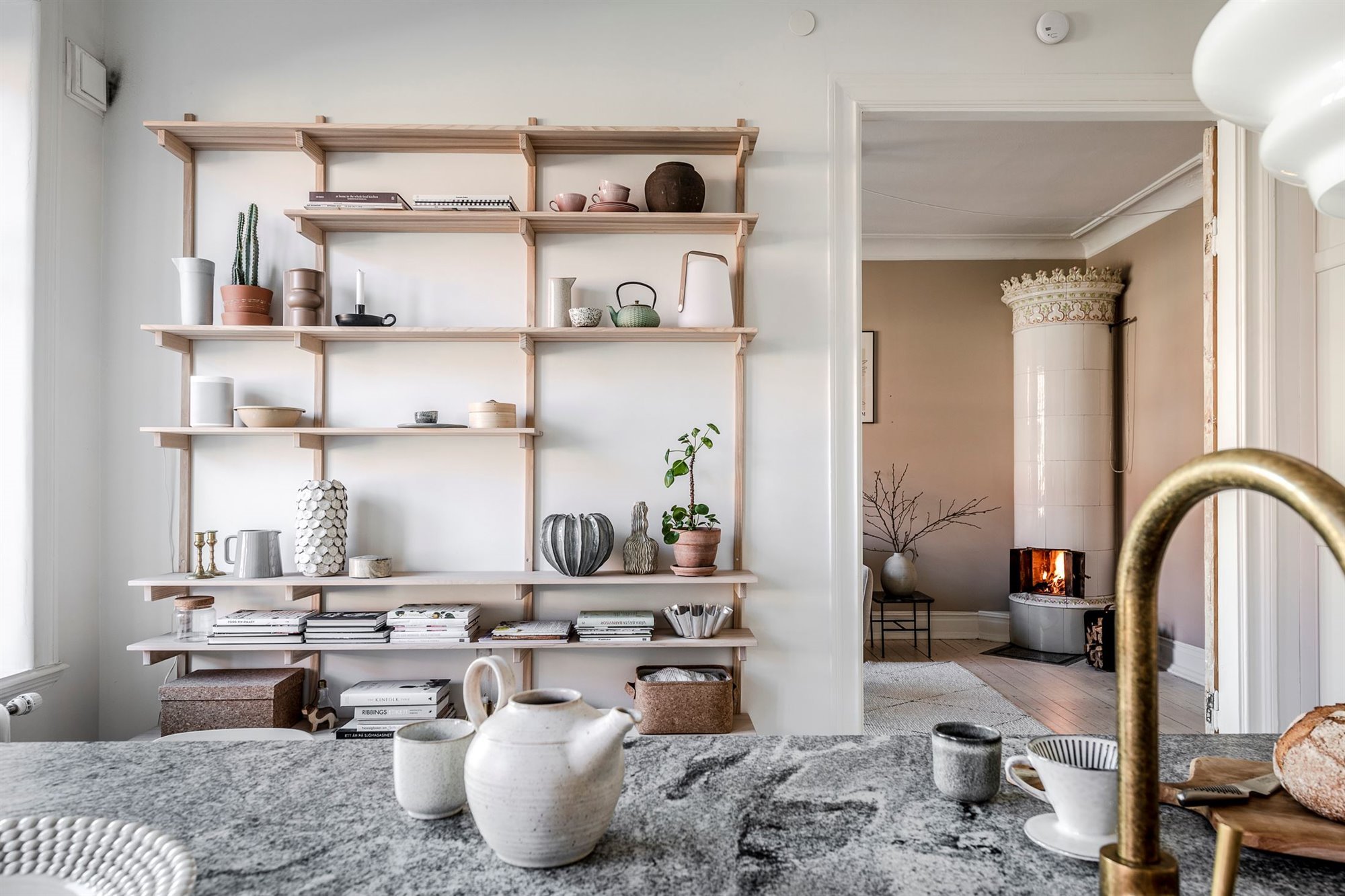 Piso moderno con decoracion nordica y paredes con molduras cocina con estantería abierta
