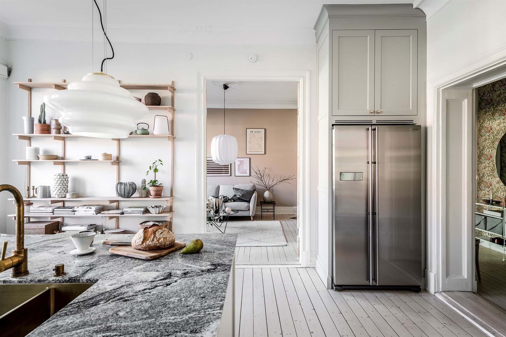 Piso moderno con decoracion nordica y paredes con molduras cocina
