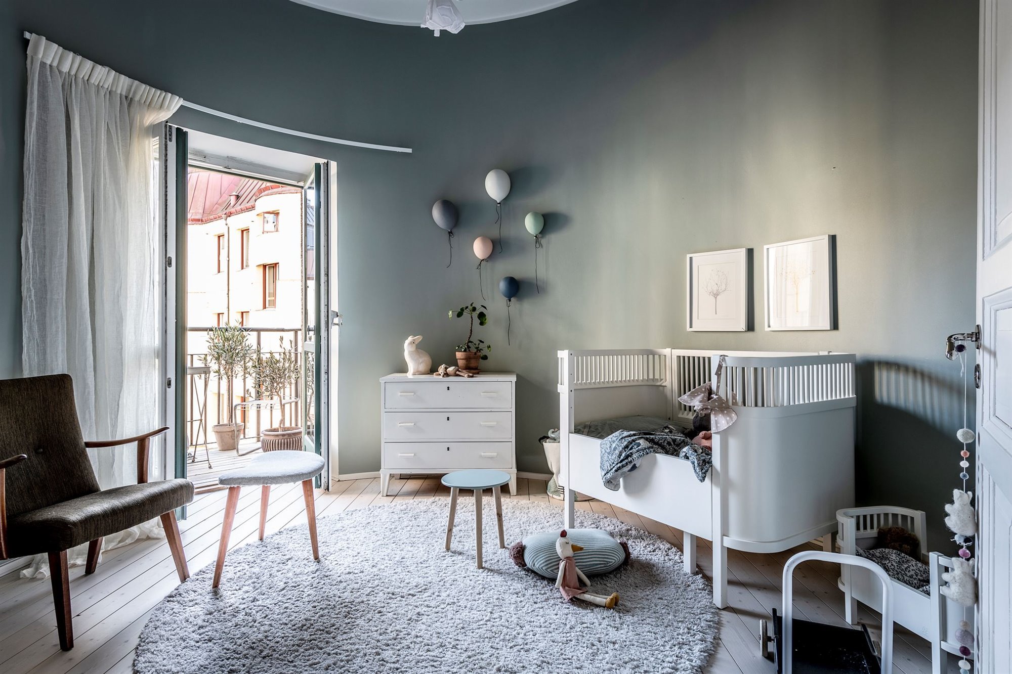 Piso moderno con decoracion nordica y paredes con molduras dormitorio infantil