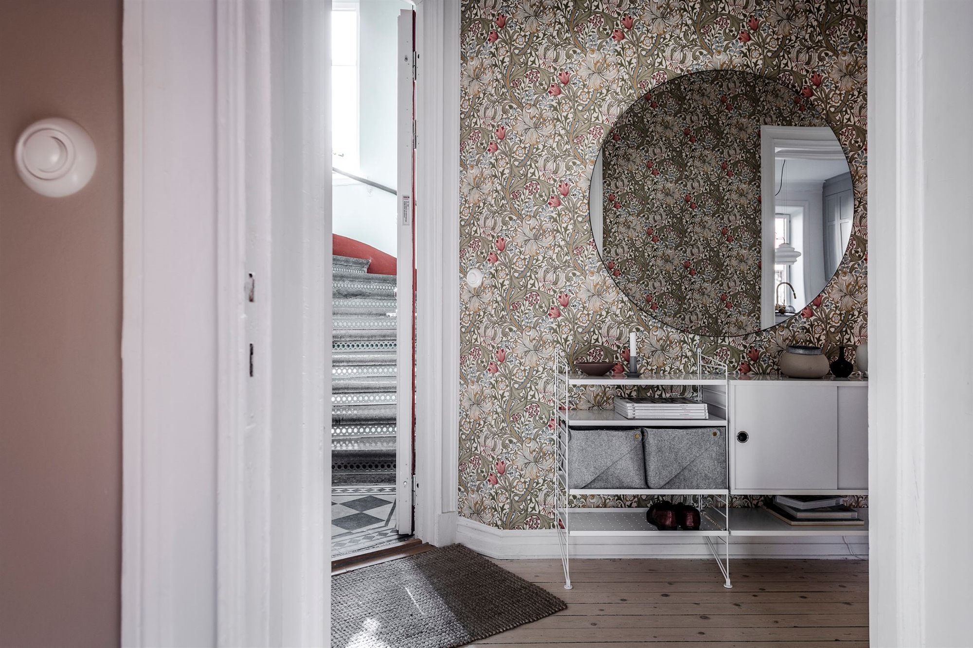 Piso moderno con decoracion nordica y paredes con molduras entrada