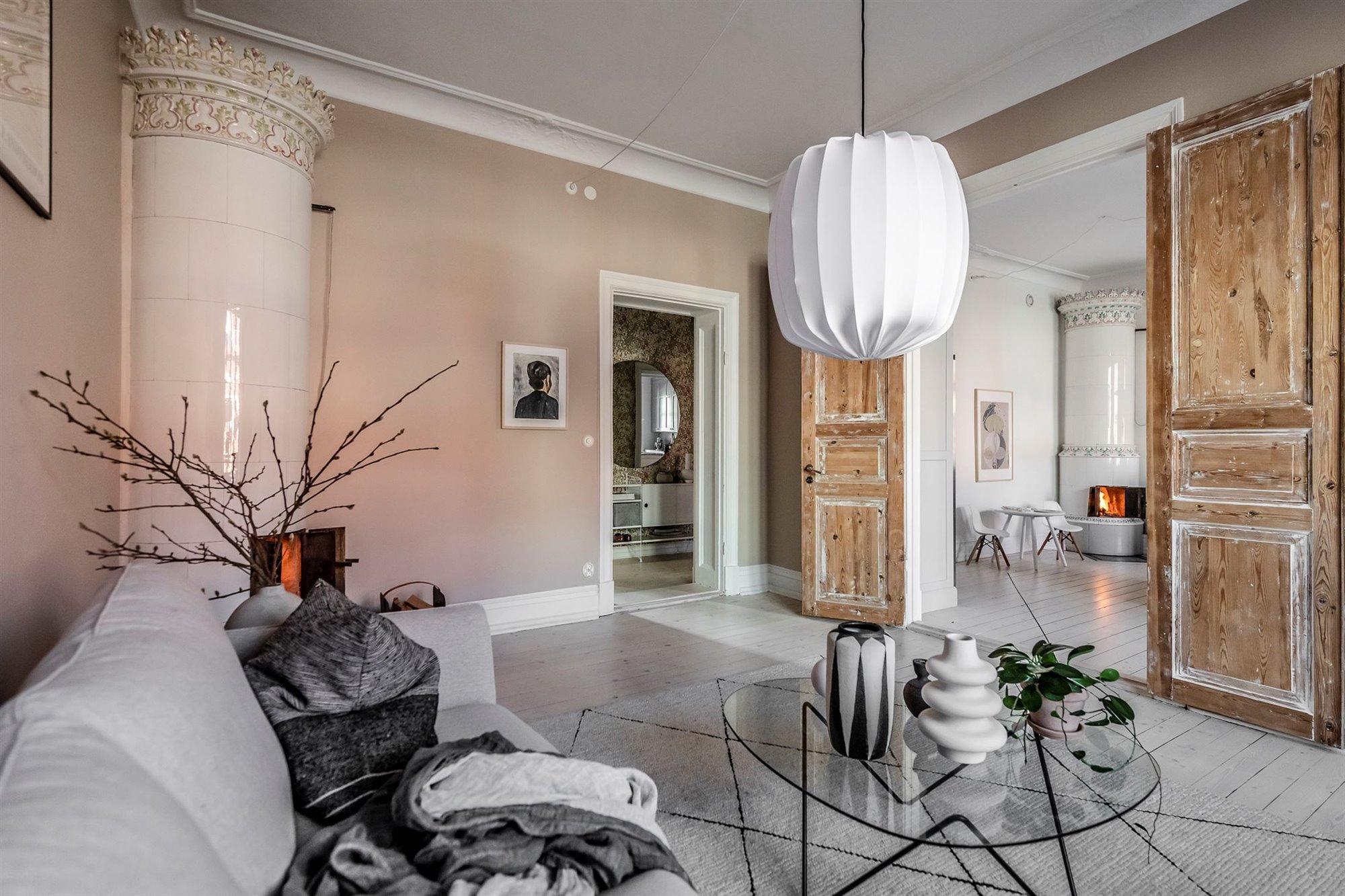 Piso moderno con decoracion nordica y paredes con molduras salon con chimenea