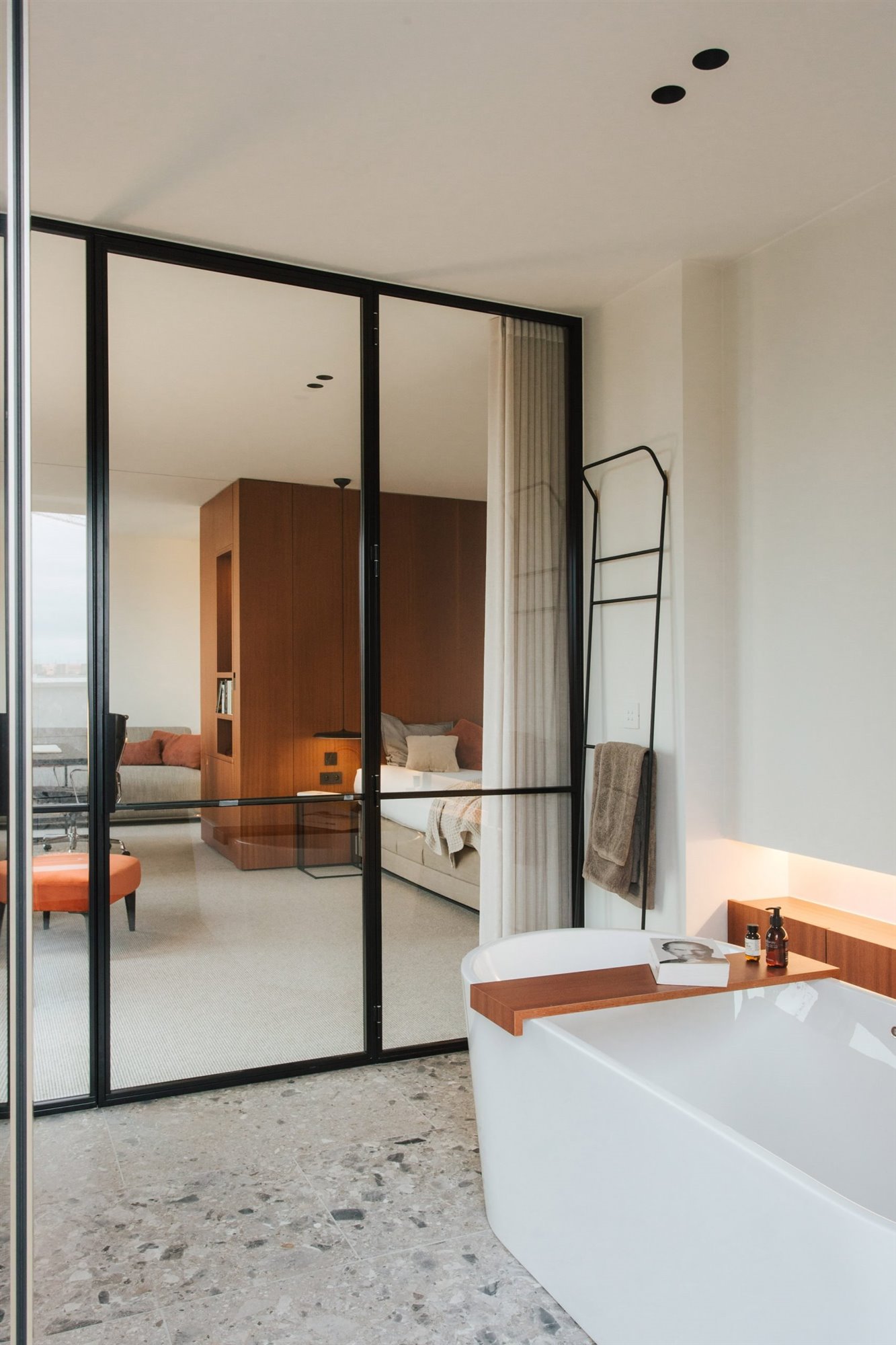 Piso moderno en belgia por studio Jo con interiores de madera baño con puerta de cristal