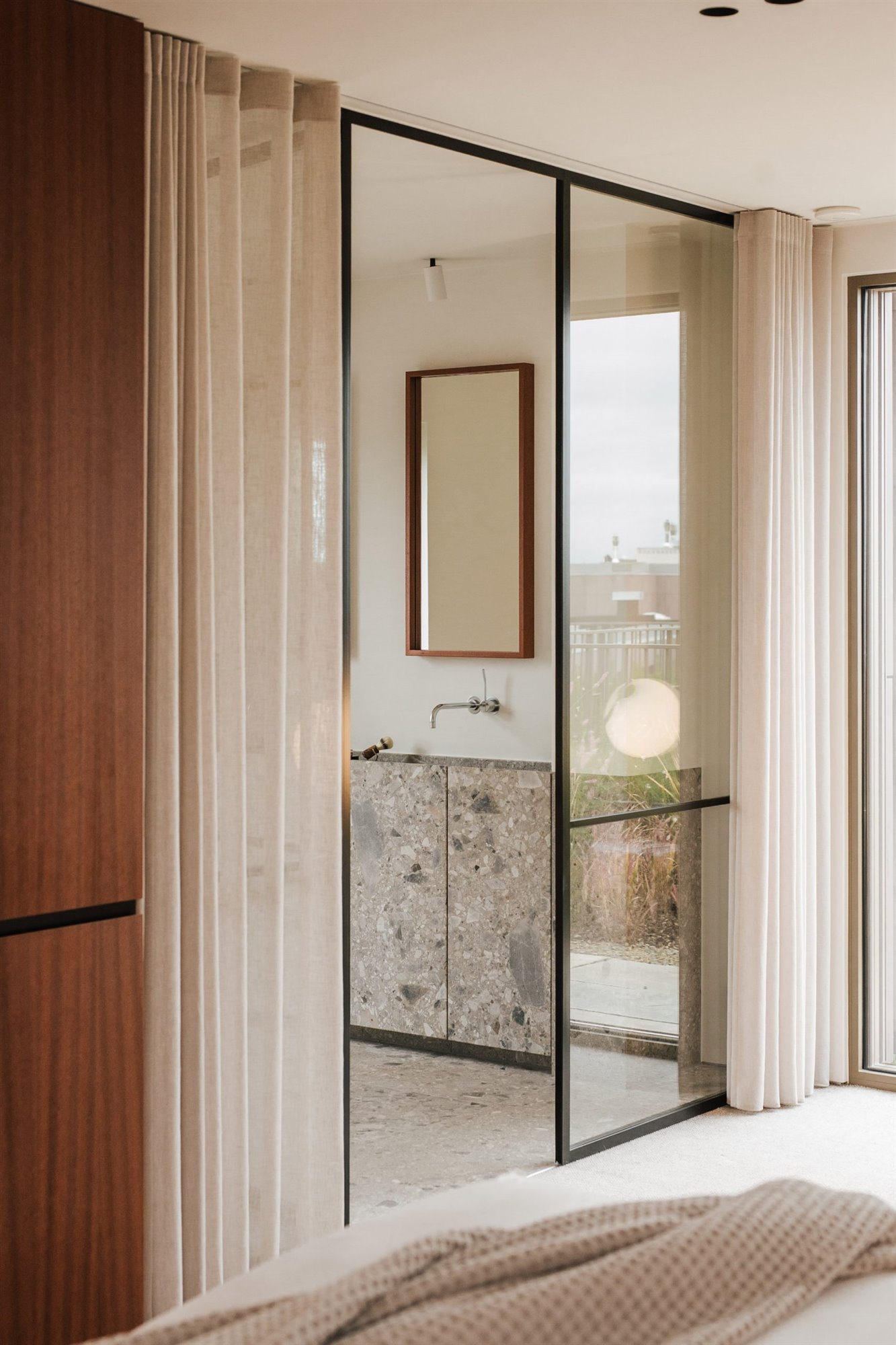 Piso moderno en belgia por studio Jo con interiores de madera baño
