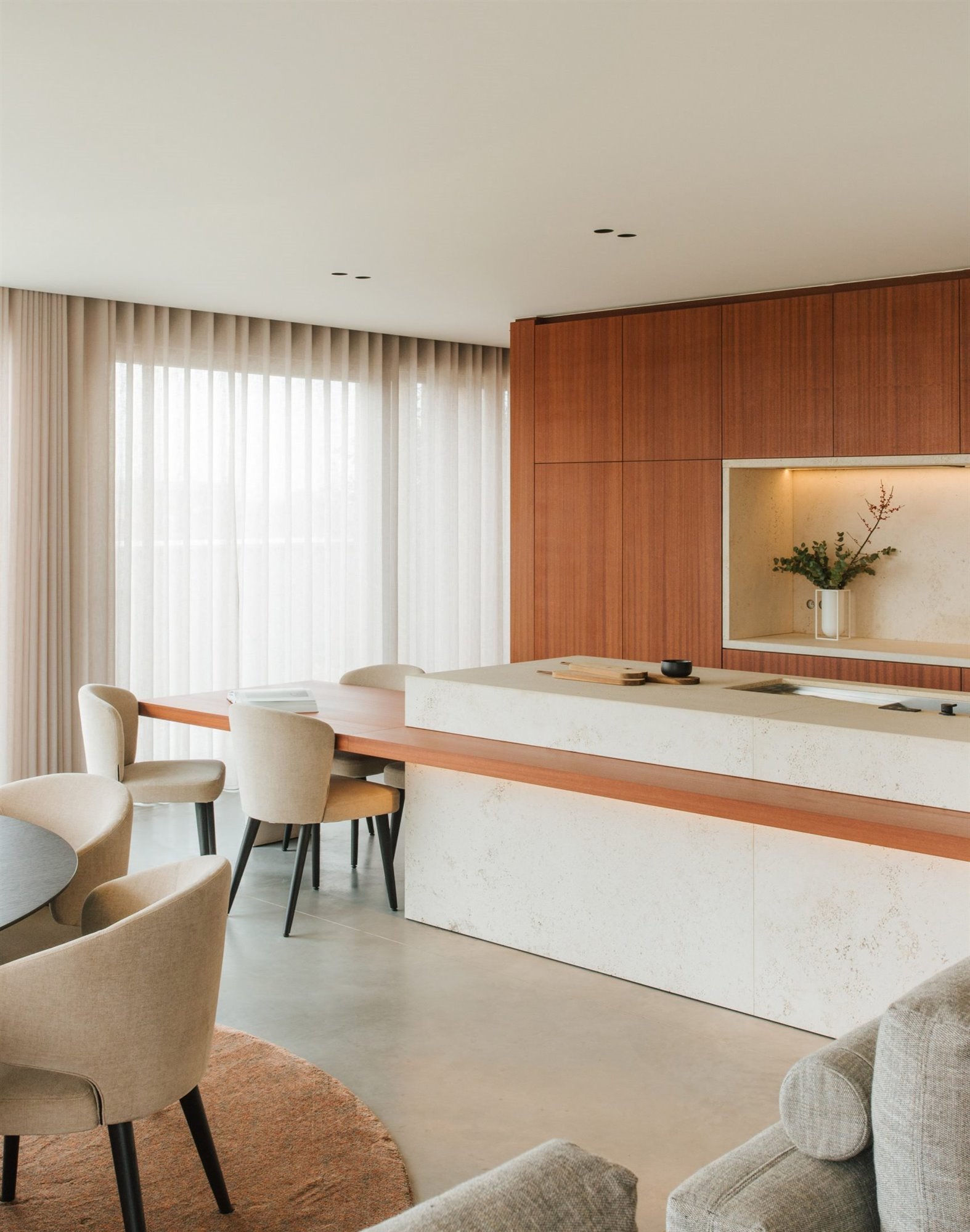 Piso moderno en belgia por studio Jo con interiores de madera cocina abierta a salon