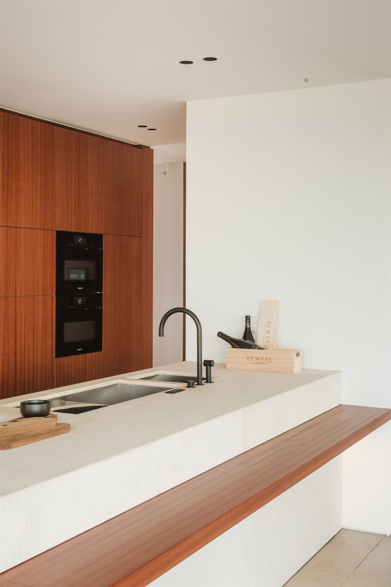 Piso moderno en belgia por studio Jo con interiores de madera cocina abierta