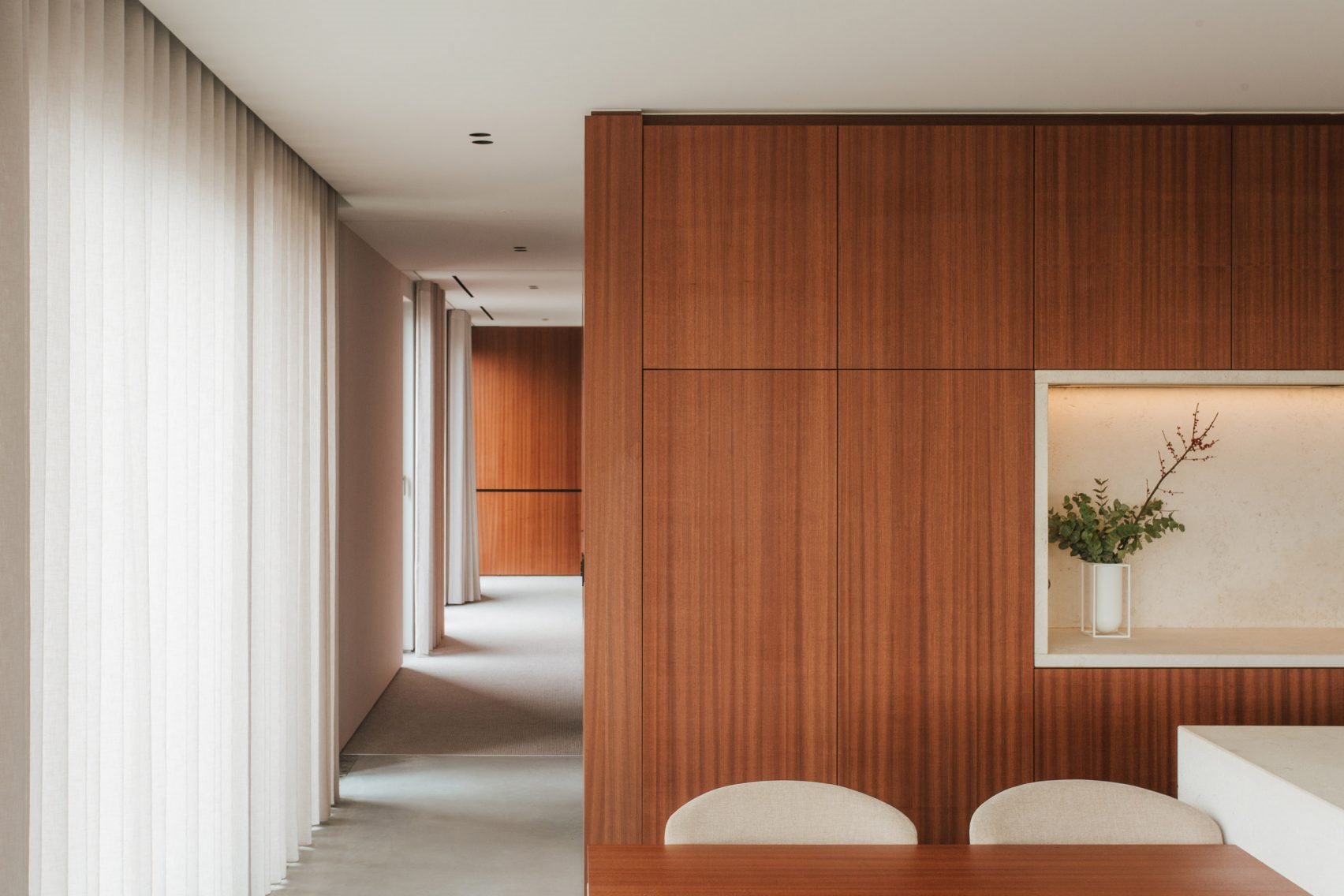 Piso moderno en belgia por studio Jo con interiores de madera comedor