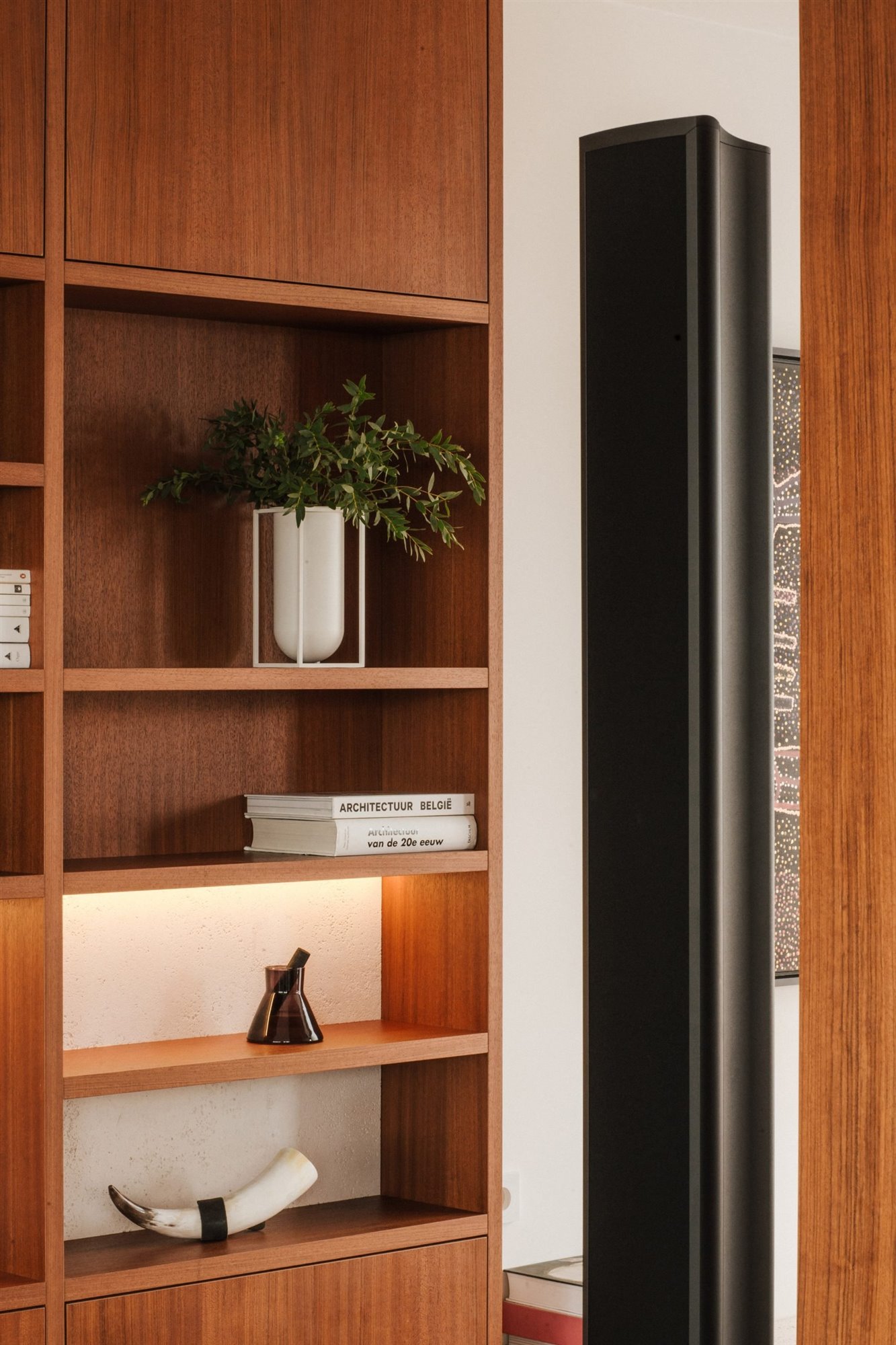 Piso moderno en belgia por studio Jo con interiores de madera detalle estanteria