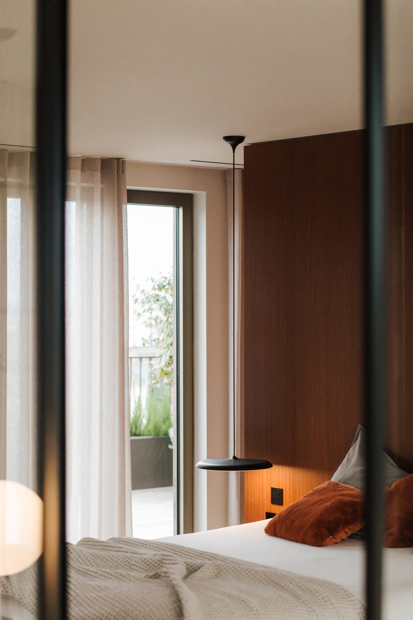 Piso moderno en belgia por studio Jo con interiores de madera dormitorio