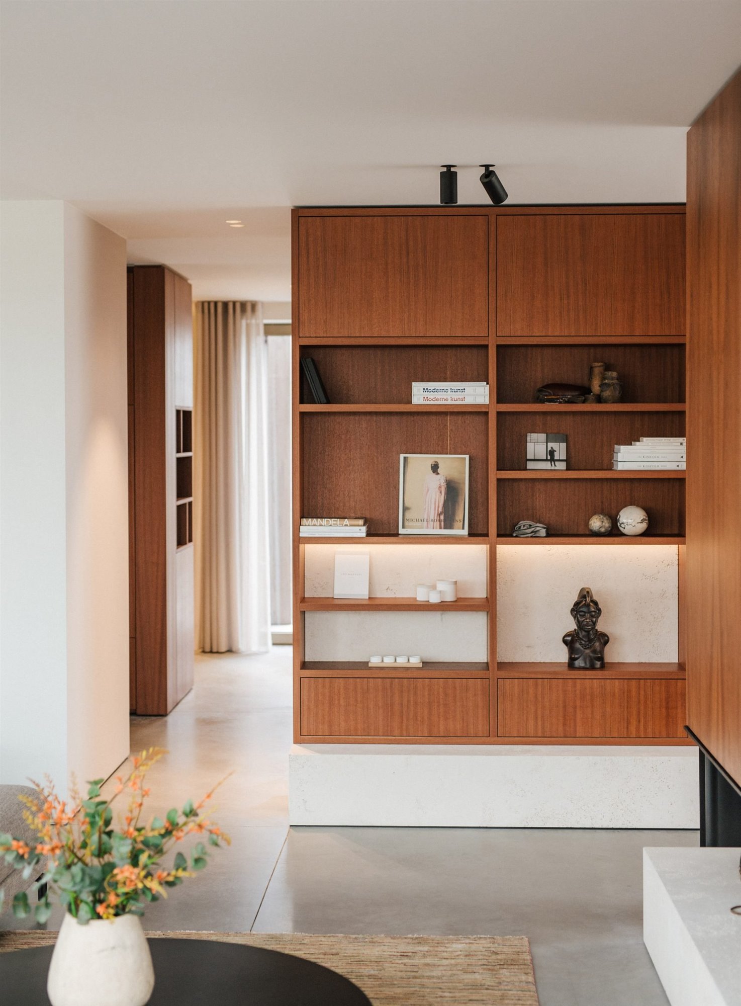 Piso moderno en belgia por studio Jo con interiores de madera estantería
