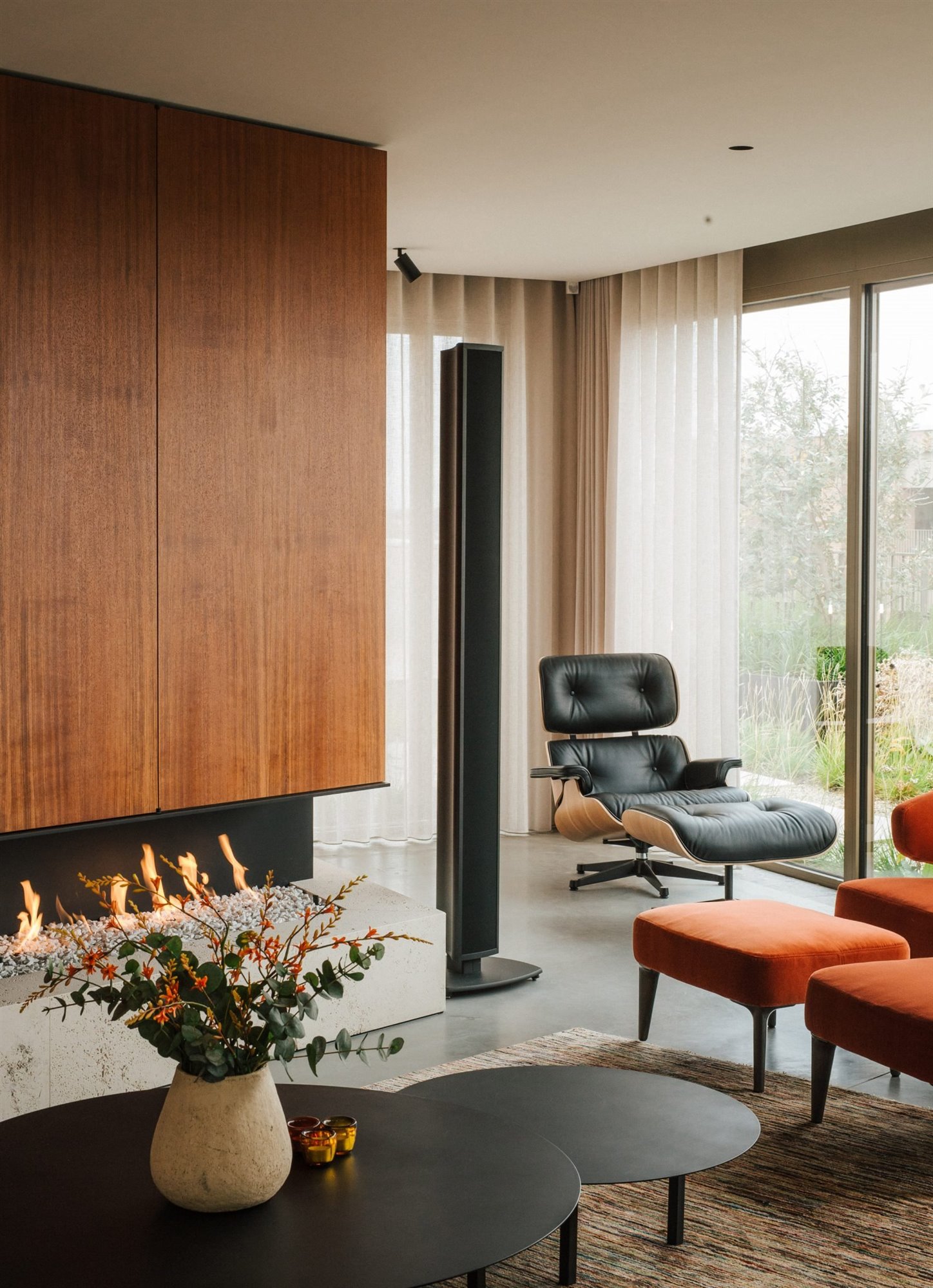 Piso moderno en belgia por studio Jo con interiores de madera salon con chimenea