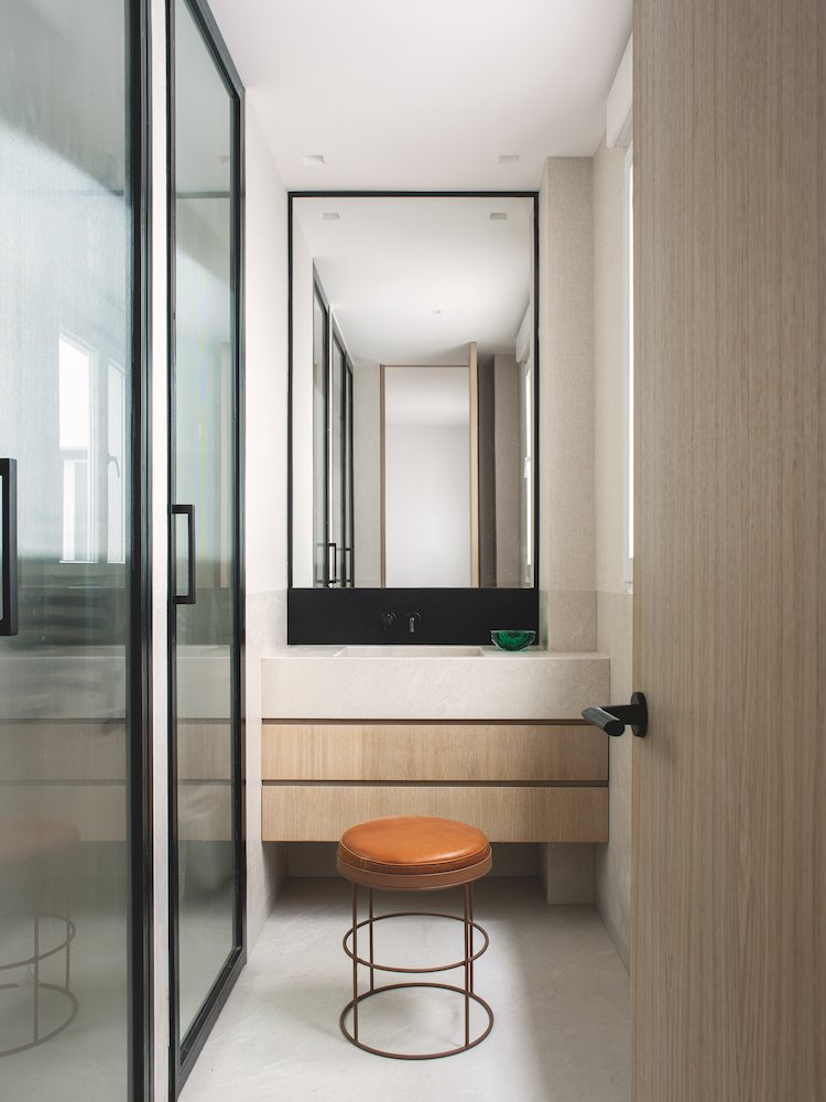 Baño con taburete de piel de una apartamento en Madrid