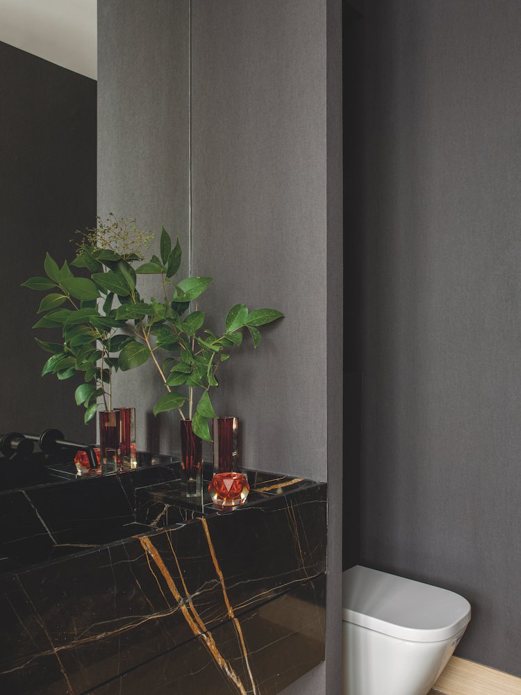 Baño de un apartamento de Madrid con acabado de marmol negro