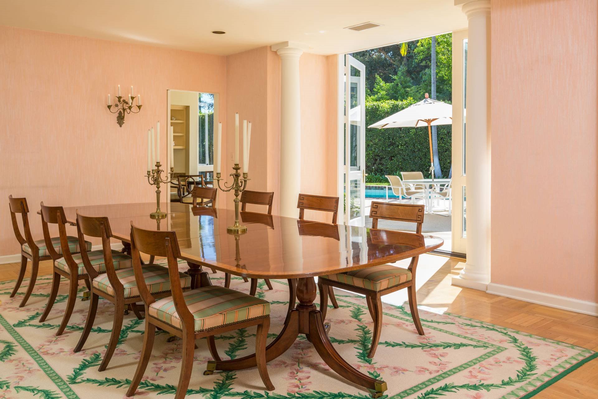 Casa de Lilly Collins actriz de Emily en Paris comedor