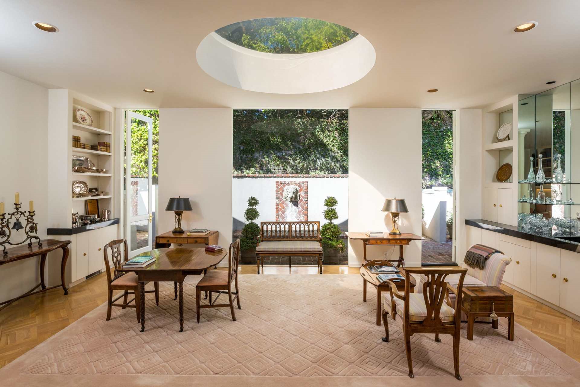 Casa de Lilly Collins actriz de Emily en Paris estar con lucernario