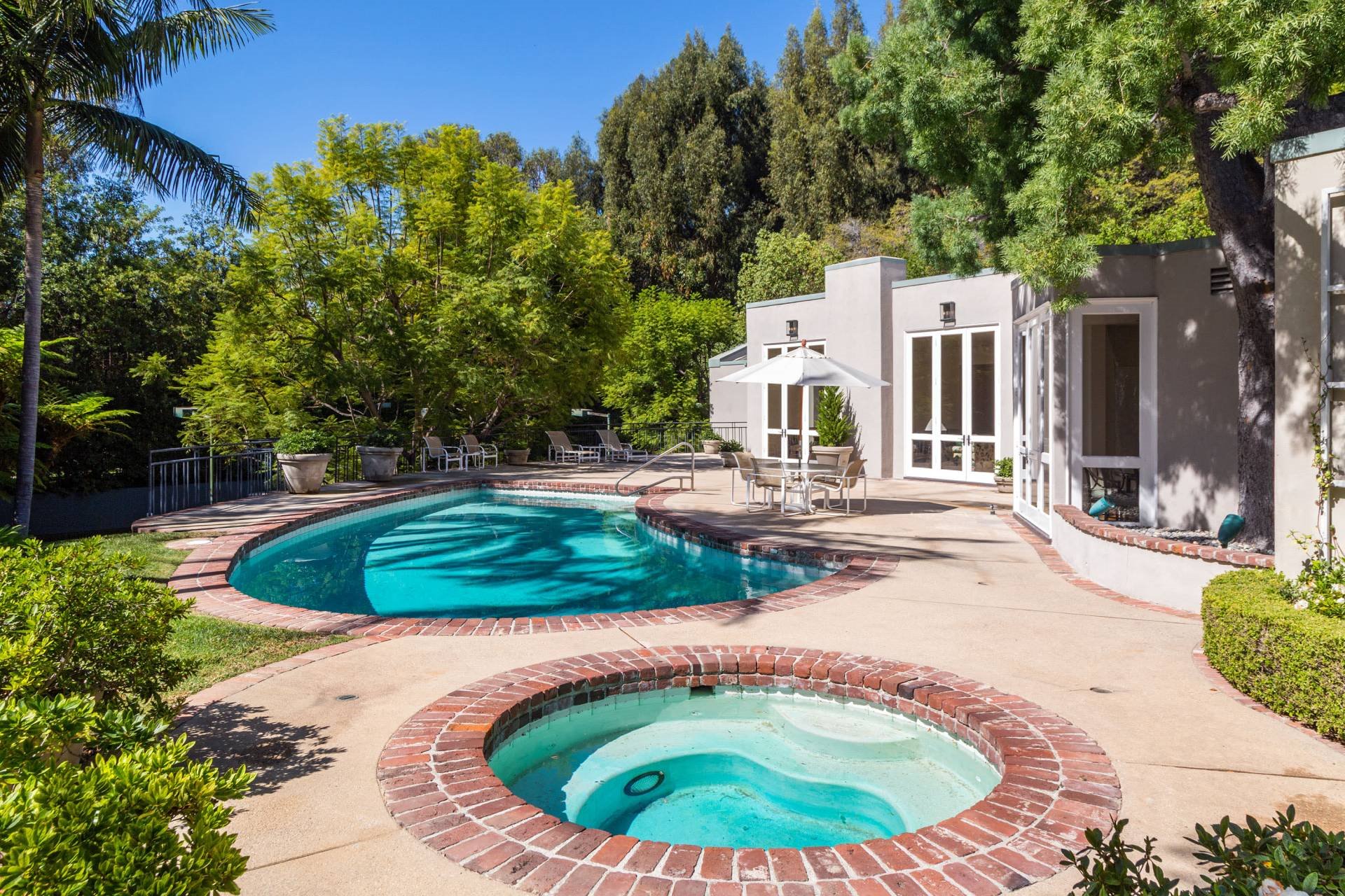 Casa de Lilly Collins actriz de Emily en Paris piscina