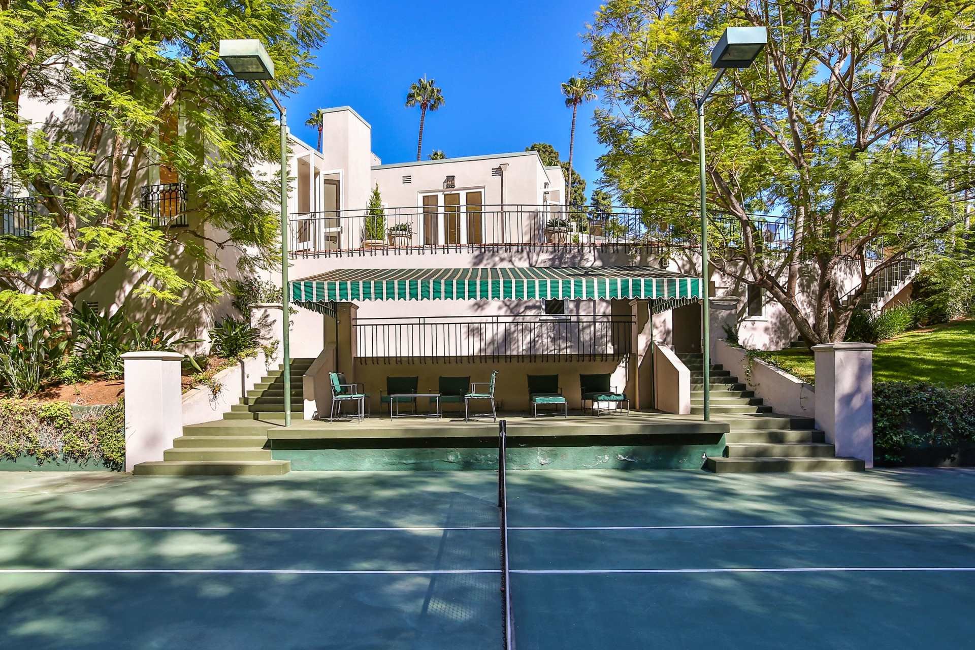 Casa de Lilly Collins actriz de Emily en Paris pista de tenis