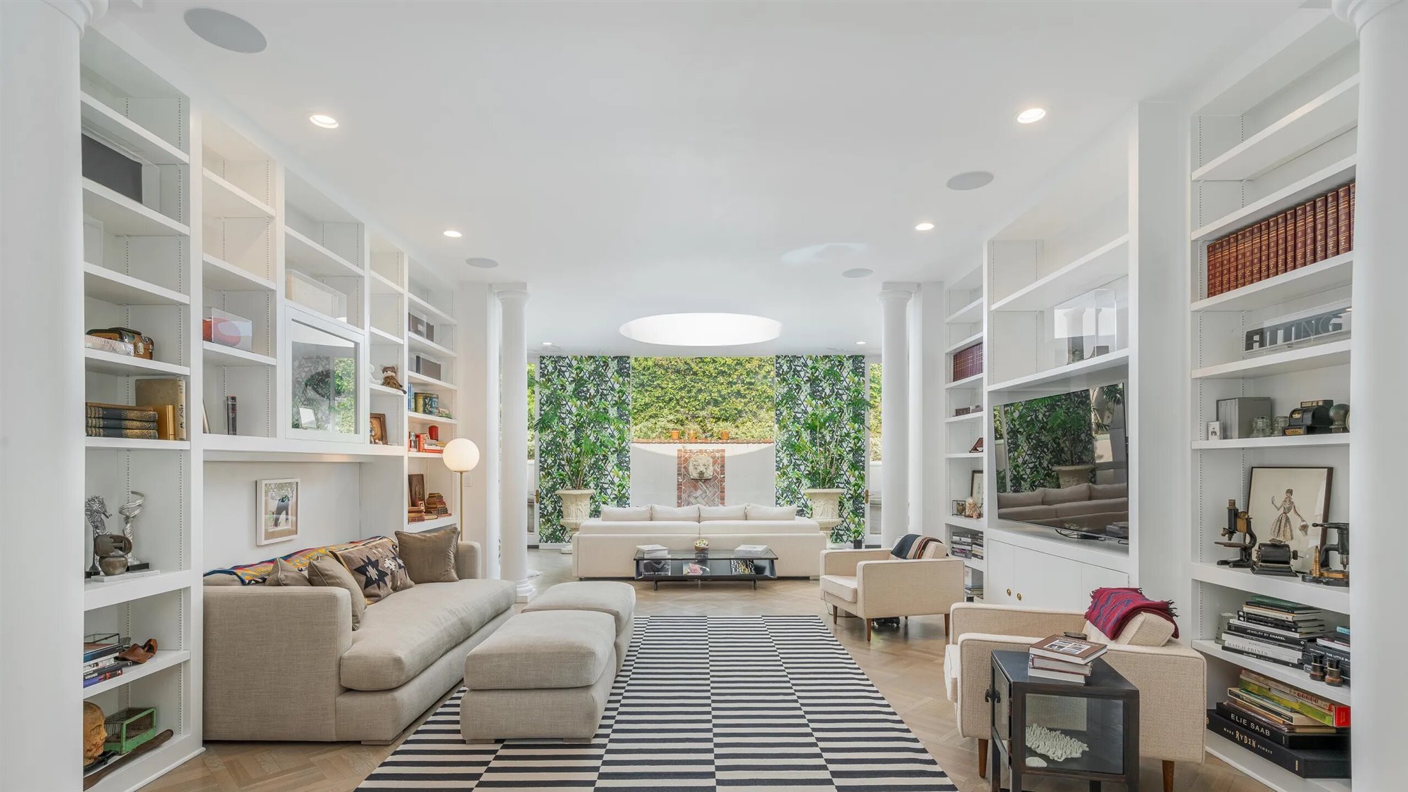 Casa de Lilly Collins actriz de Emily en Paris salon con libreria