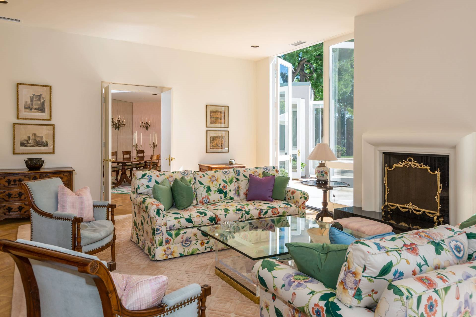 Casa de Lilly Collins actriz de Emily en Paris salon